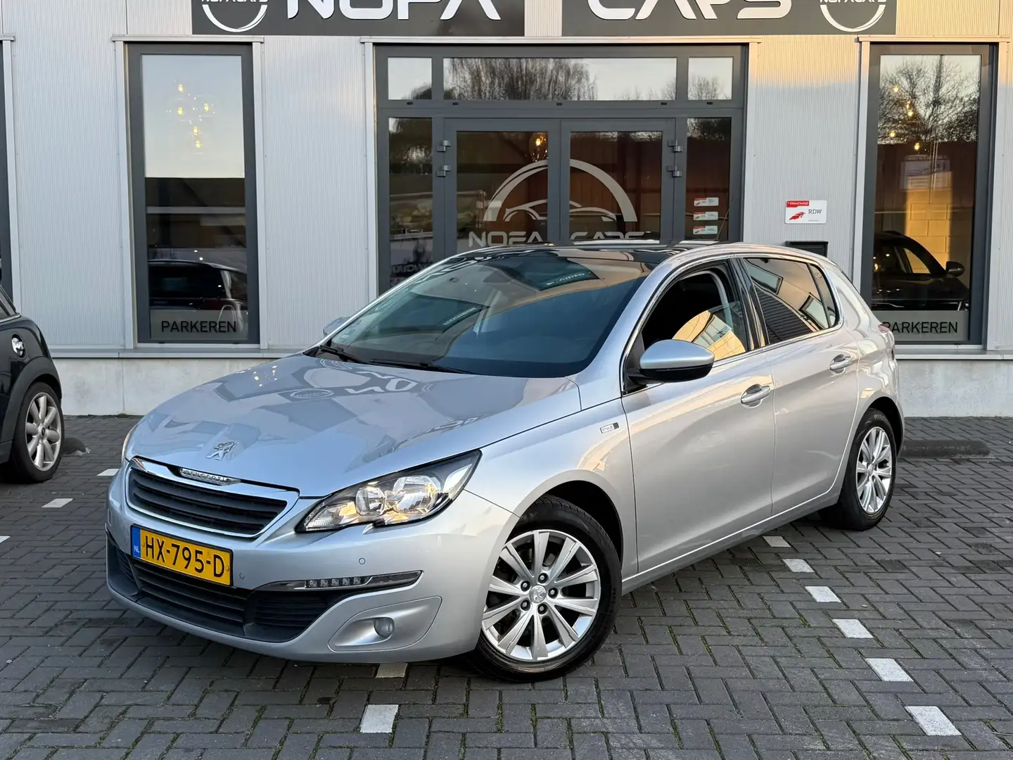 Peugeot 308 1.2 PureTech Style|2de eig|Pano|Pdc|Camera Grijs - 1