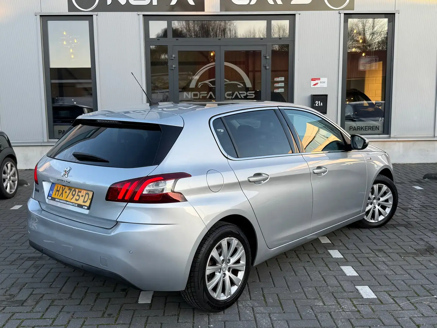 Peugeot 308 1.2 PureTech Style|2de eig|Pano|Pdc|Camera Grijs - 2