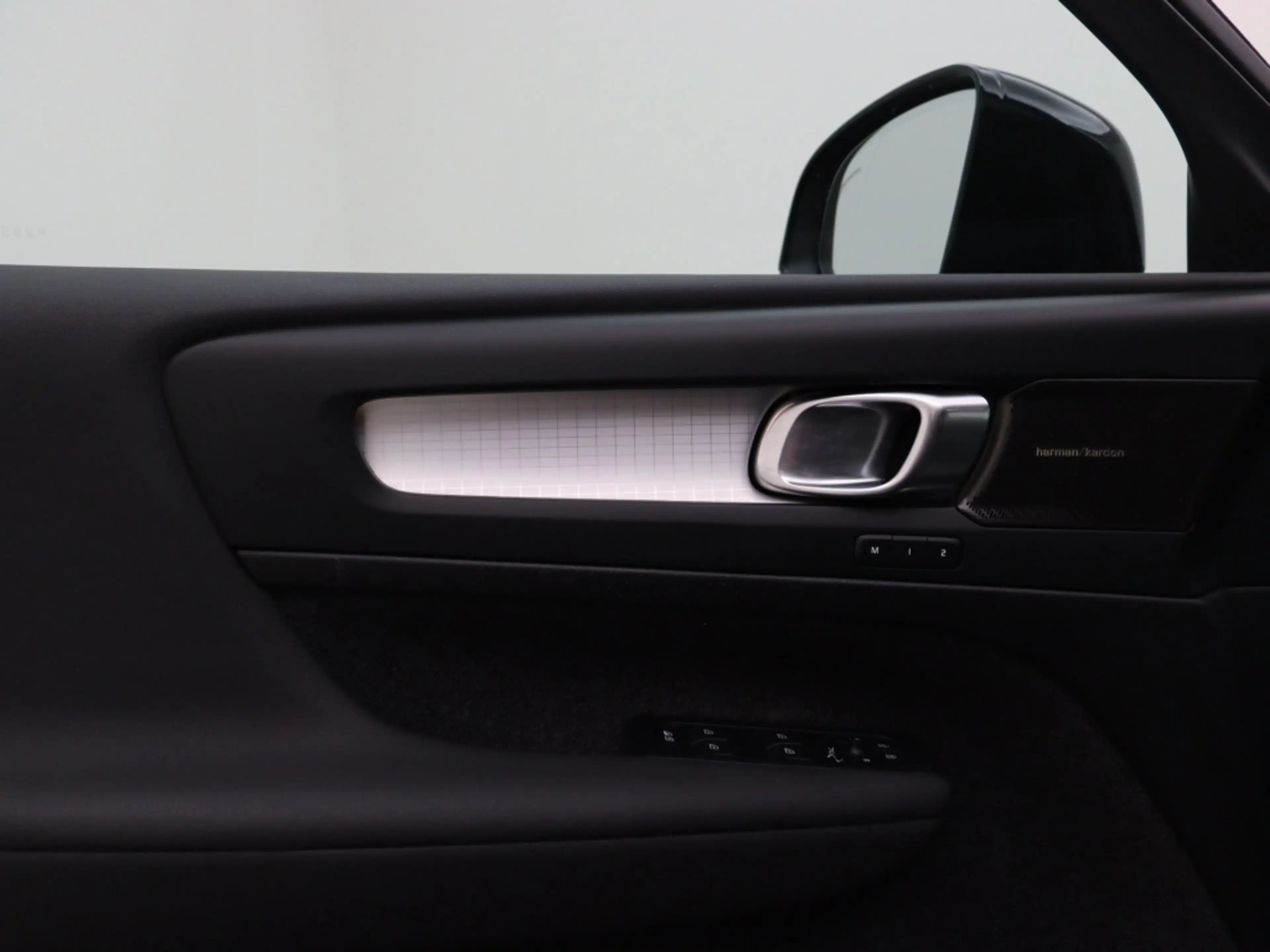 Volvo XC40 T4 PLUG-IN HYBRID PLUS DARK ACC BLIS KEYLESS HARMA — photo 11