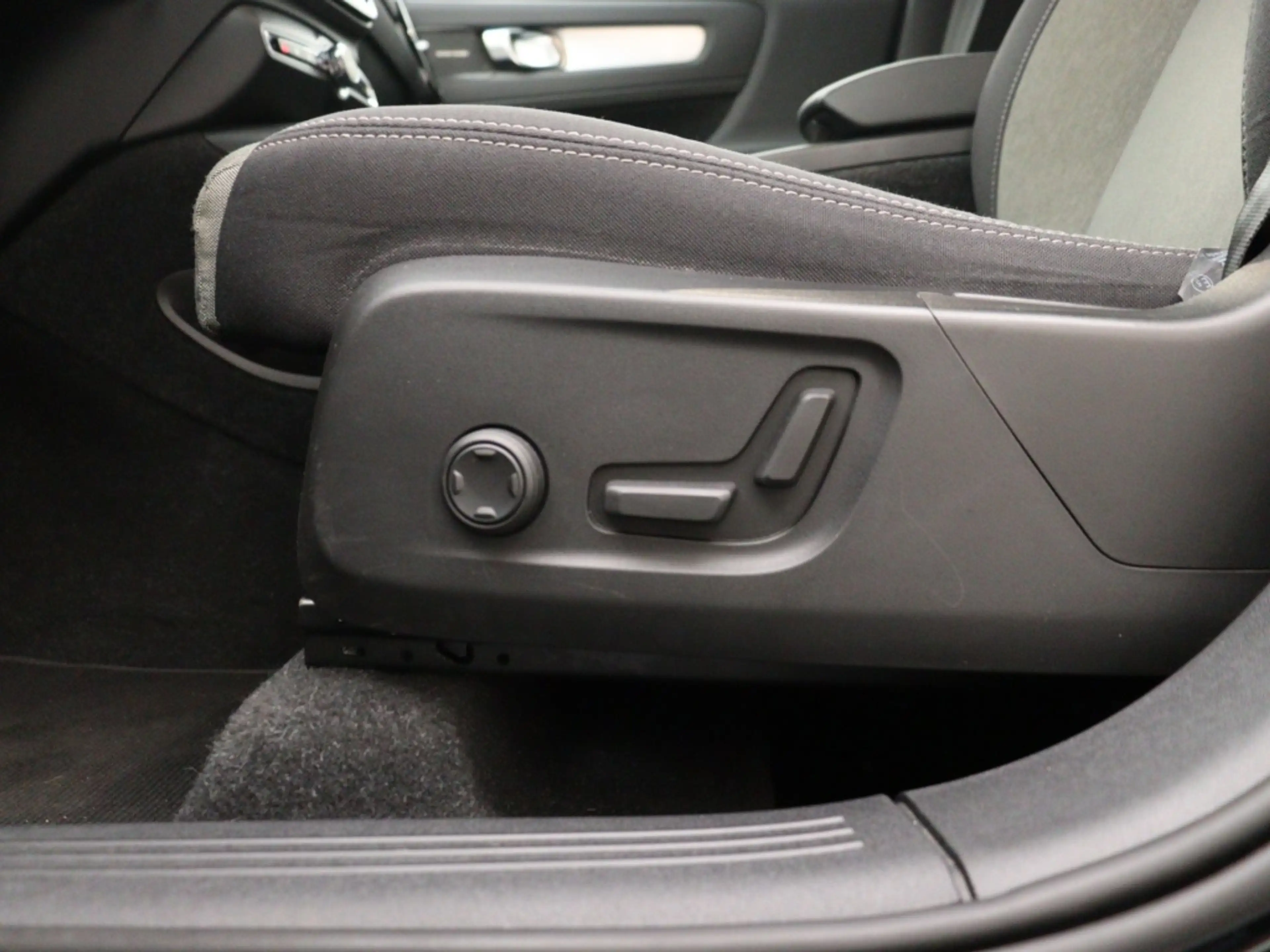 Volvo XC40 T4 PLUG-IN HYBRID PLUS DARK ACC BLIS KEYLESS HARMA — photo 13