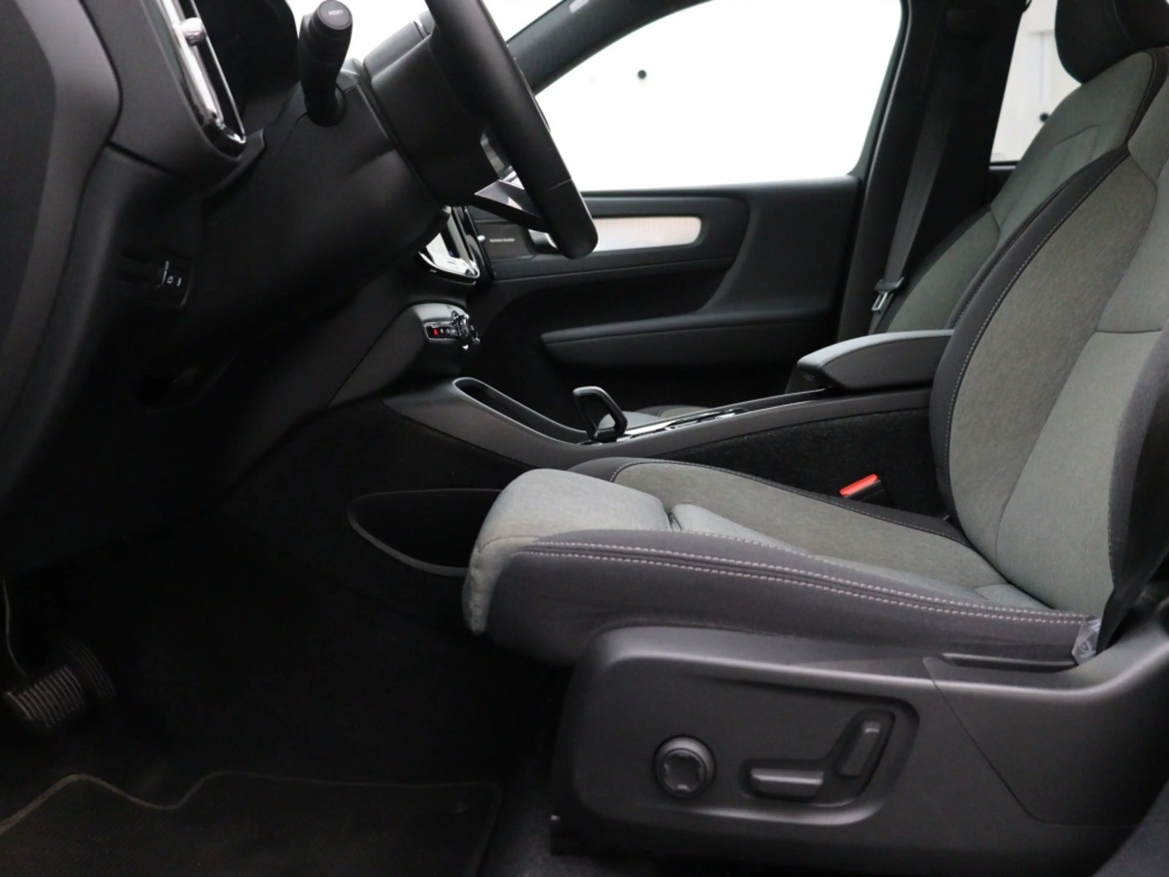 Volvo XC40 T4 PLUG-IN HYBRID PLUS DARK ACC BLIS KEYLESS HARMA — photo 12