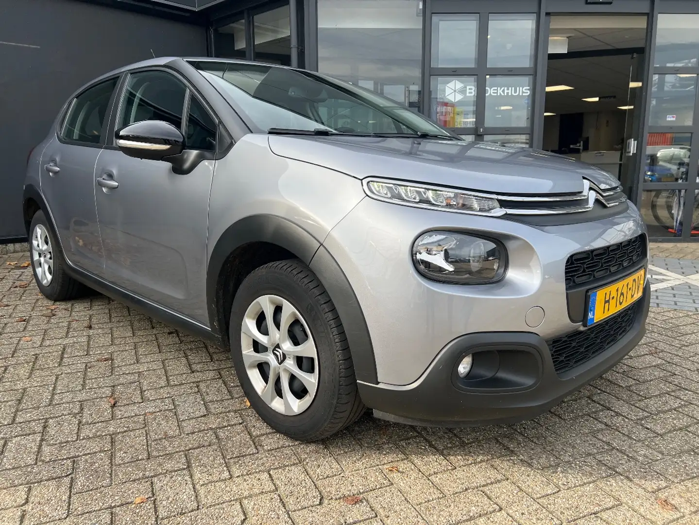 Citroen C3 1.2 PureTech S&S Feel | Navigatie | Trekhaak | Cli Gris - 2