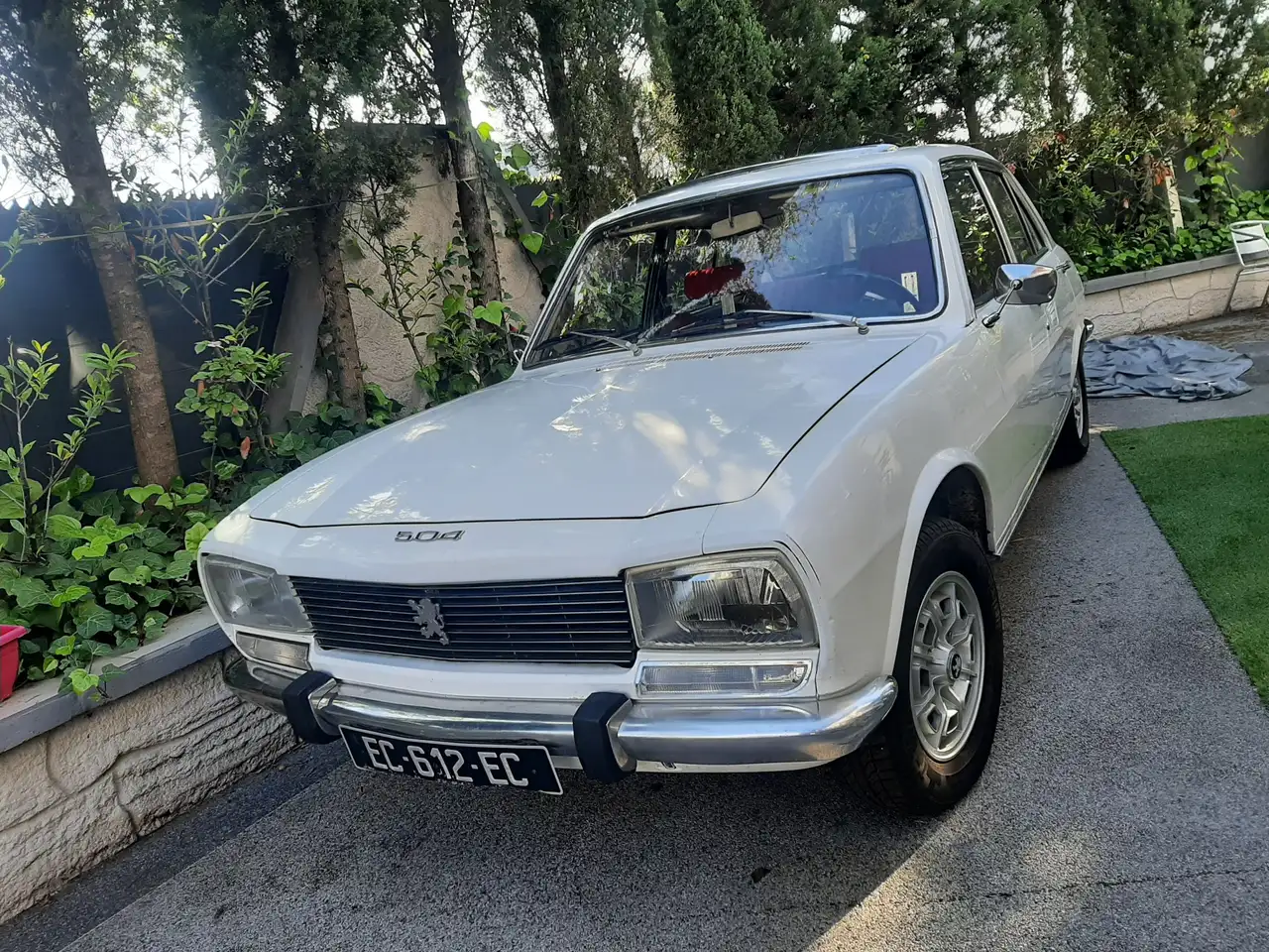 Peugeot 504 toit ouvrant vitesse au volant