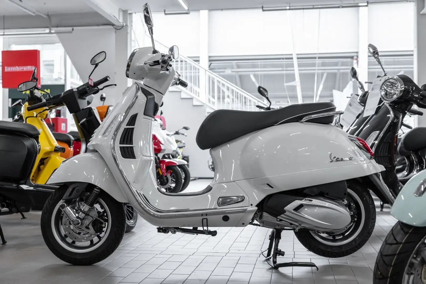 Vespa GTS 310 Super, Modell 2025, E5+, Lieferservice Bianco - 2