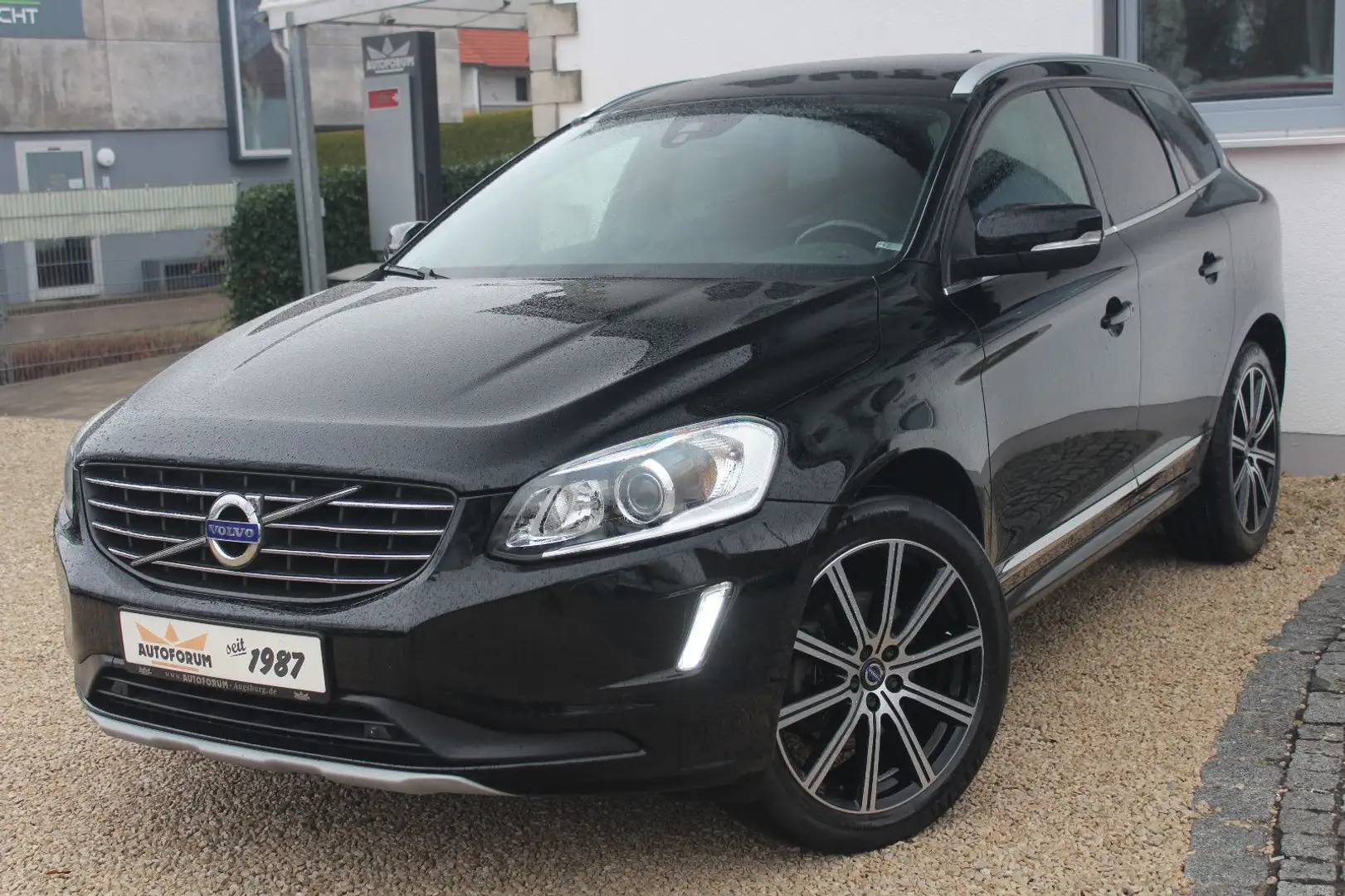 Volvo XC60 2.4D Summum AWD~Xenon~8fach~AHK~ Schwarz - 1
