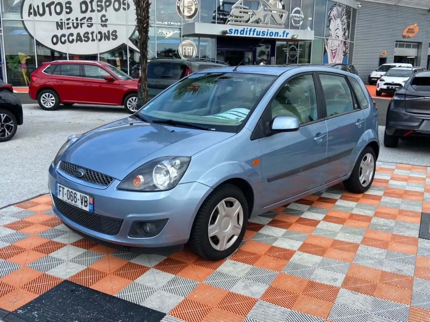 Ford Fiesta 1.6 100 GHIA Gris - 1