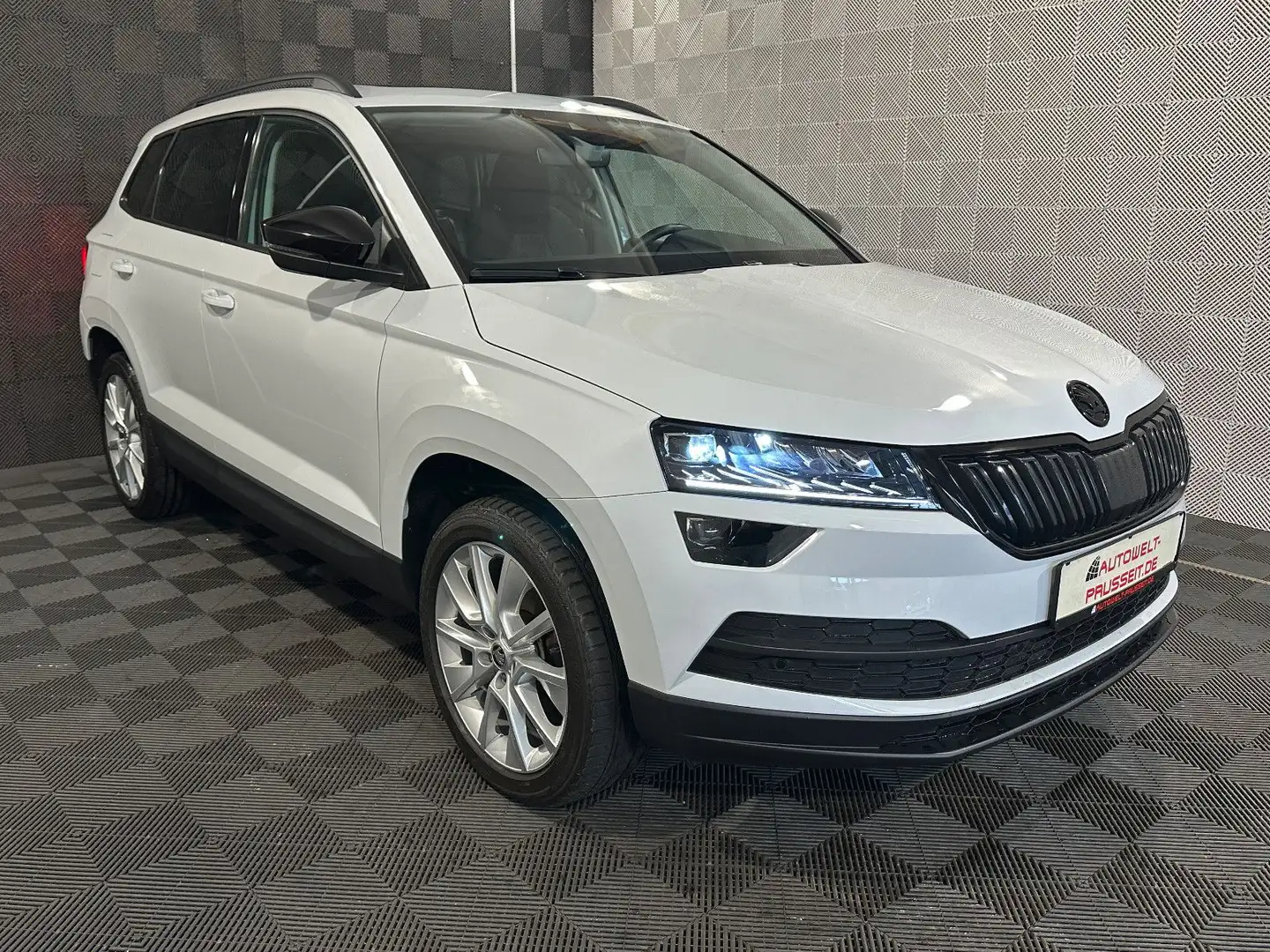 Skoda Karoq 1.6 TDI*STYLE*LED-PANO-AHK-ACC-KESSY-SHZ Weiß - 1