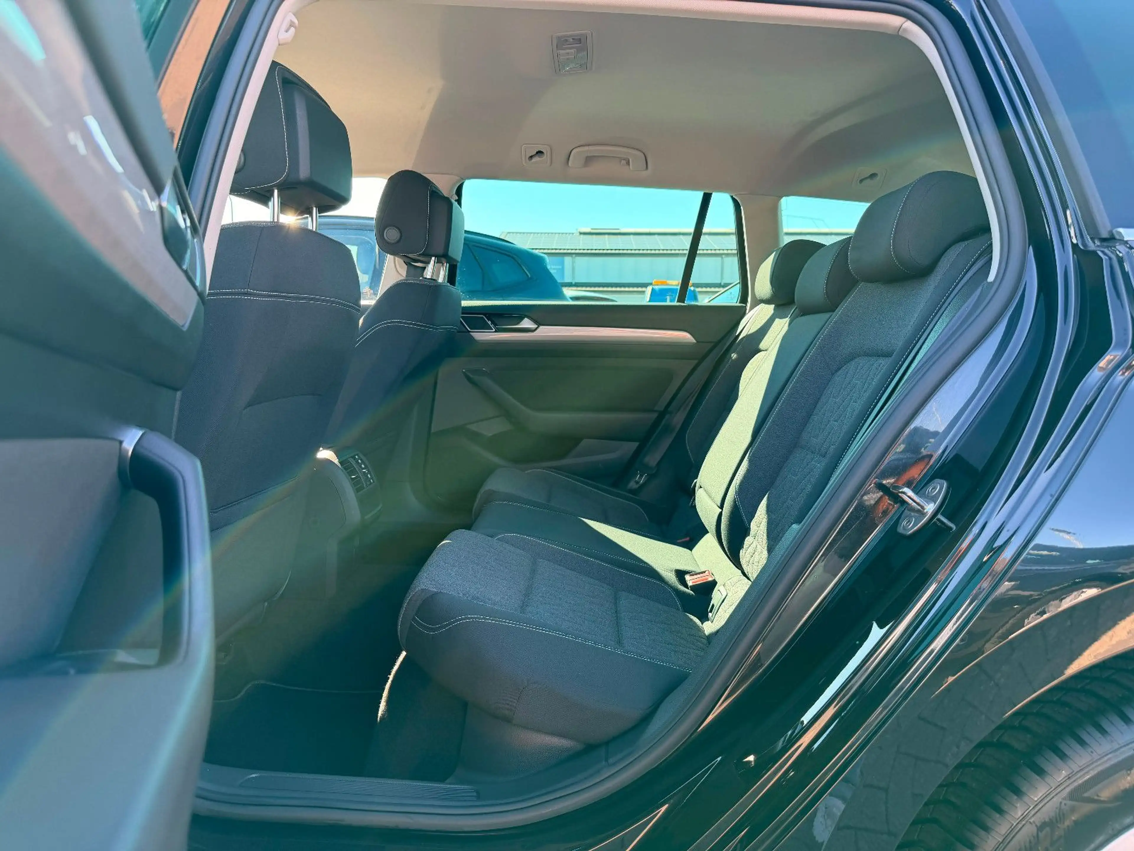 Volkswagen Passat Variant 2.0 TDI SCR DSG Business — photo 11