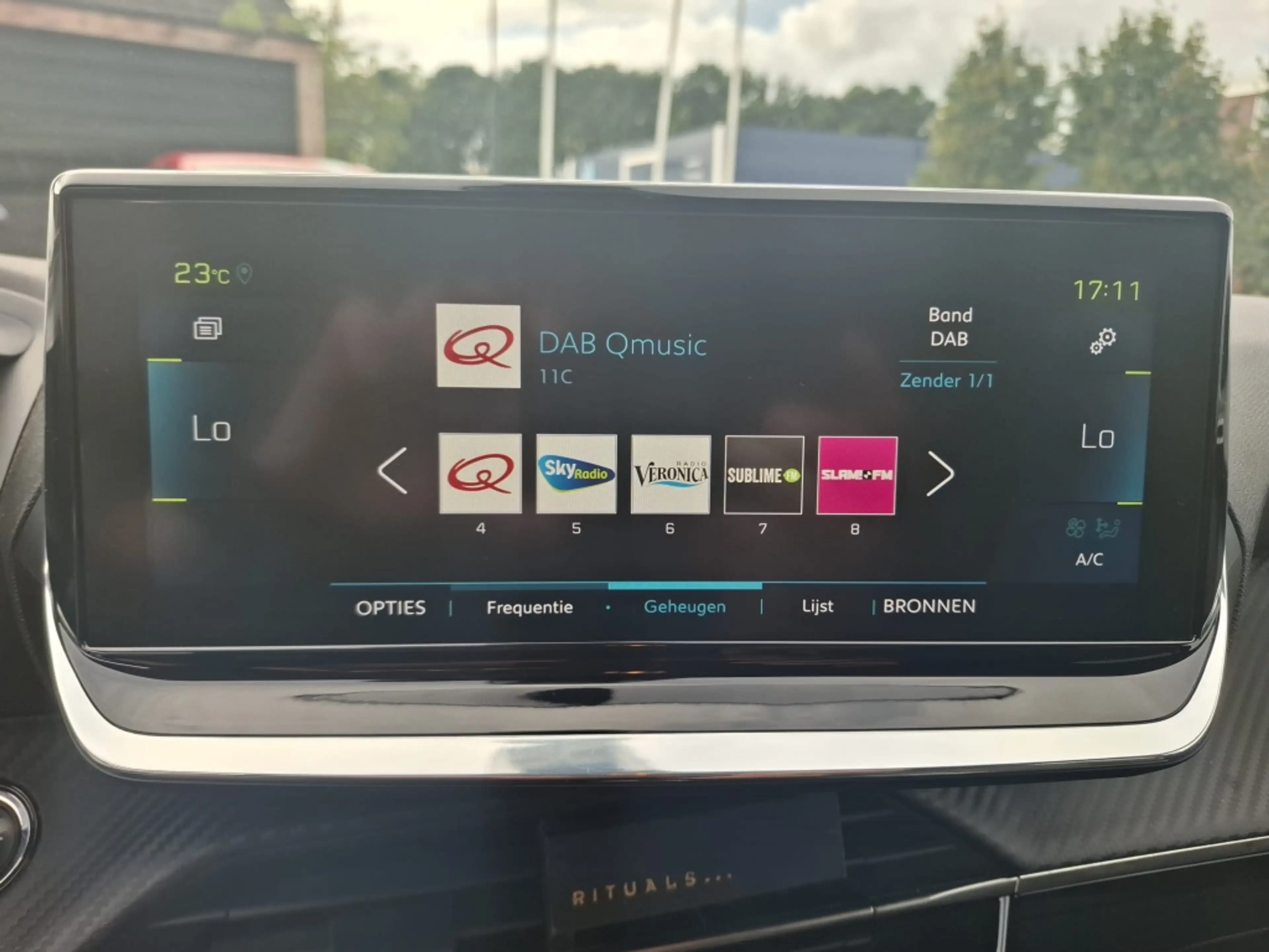 Peugeot e-208 Allure Pck 50 kWh — photo 12