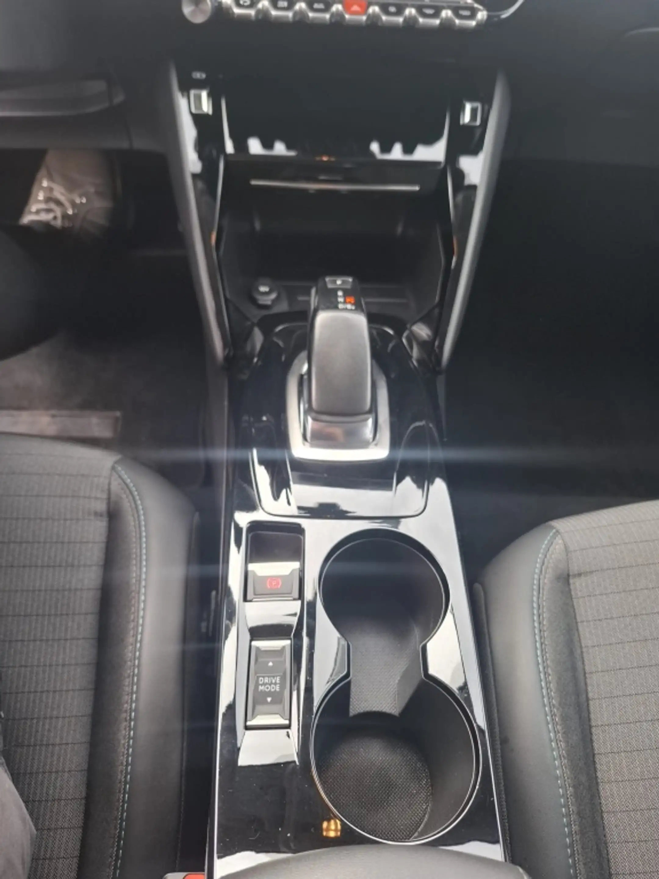 Peugeot e-208 Allure Pck 50 kWh — photo 10