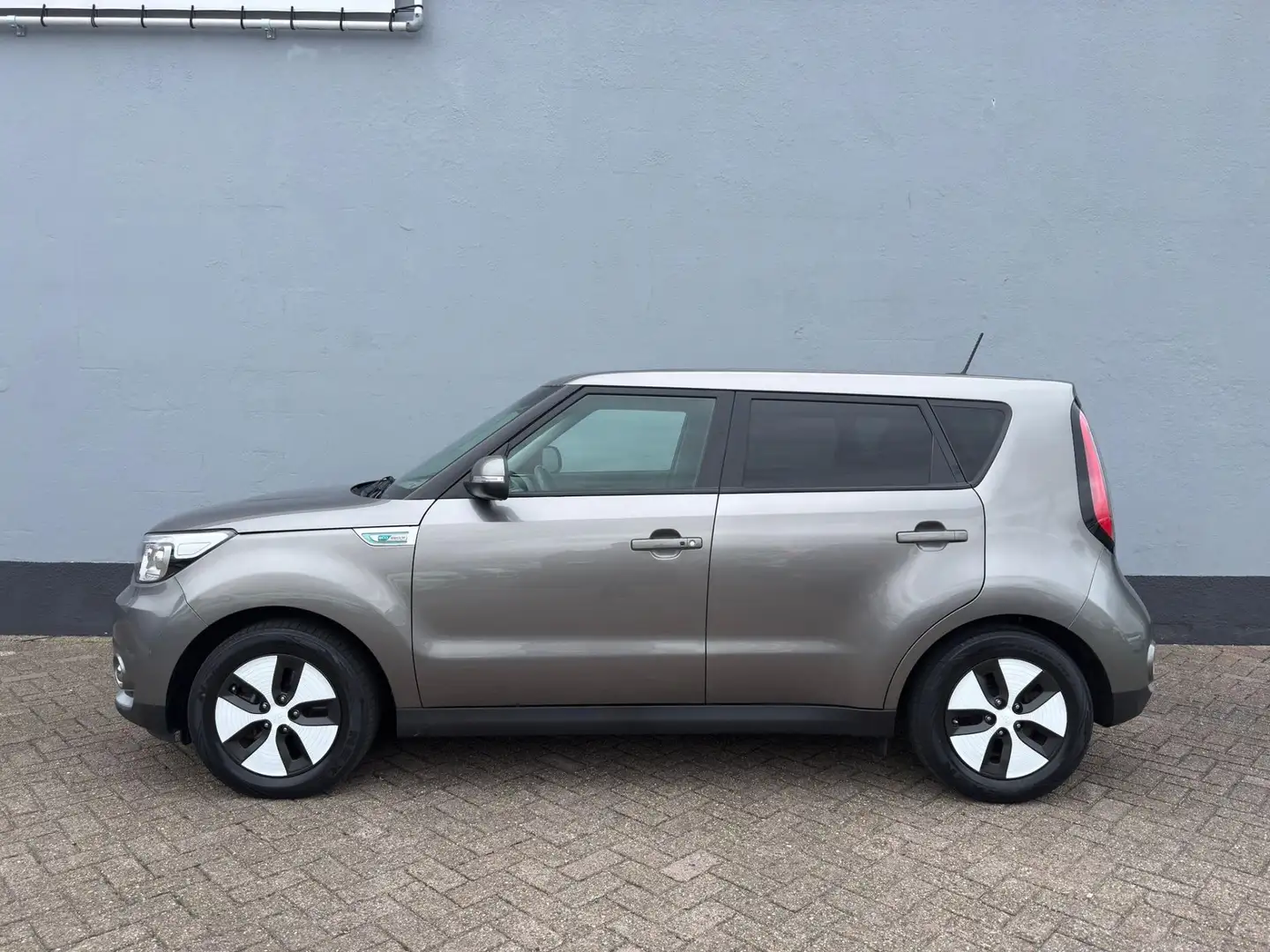 Kia Soul EV ExecutiveLine 27 kWh (Accu BEREIK 85KM) Grijs - 2