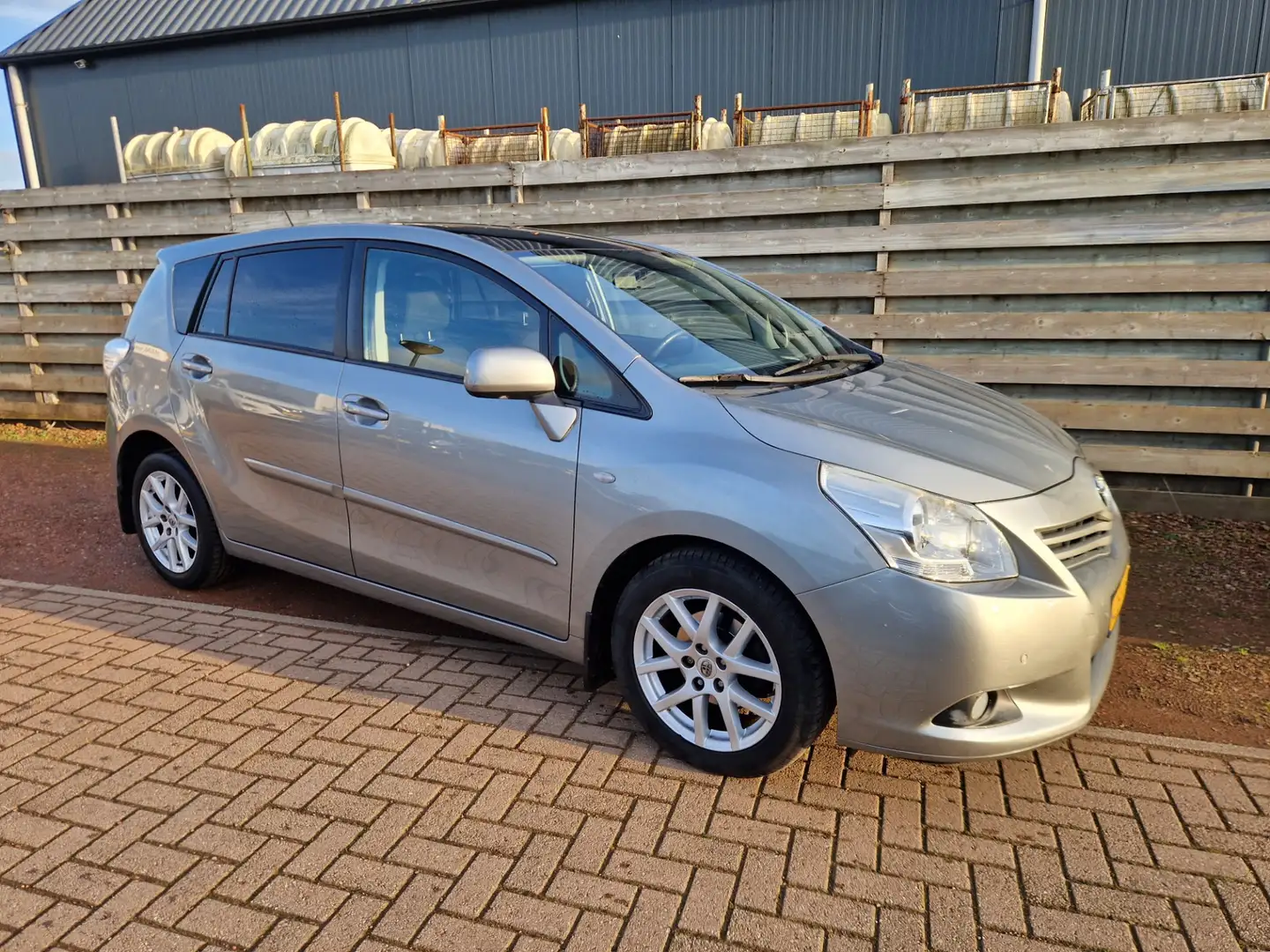 Toyota Verso 1.8 VVT-i Automaat Business Limited Panoramadak, N Grijs - 1
