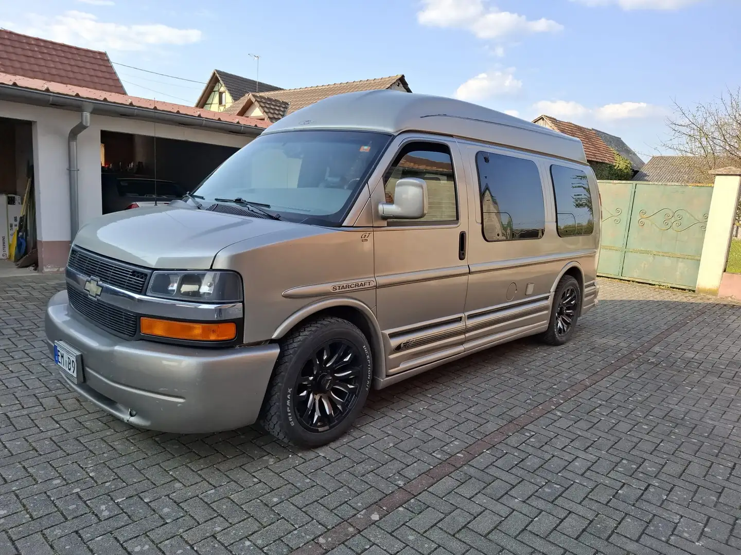 Chevrolet Express GMC Truck / Chevrolet Van Starcraft Gold - 2