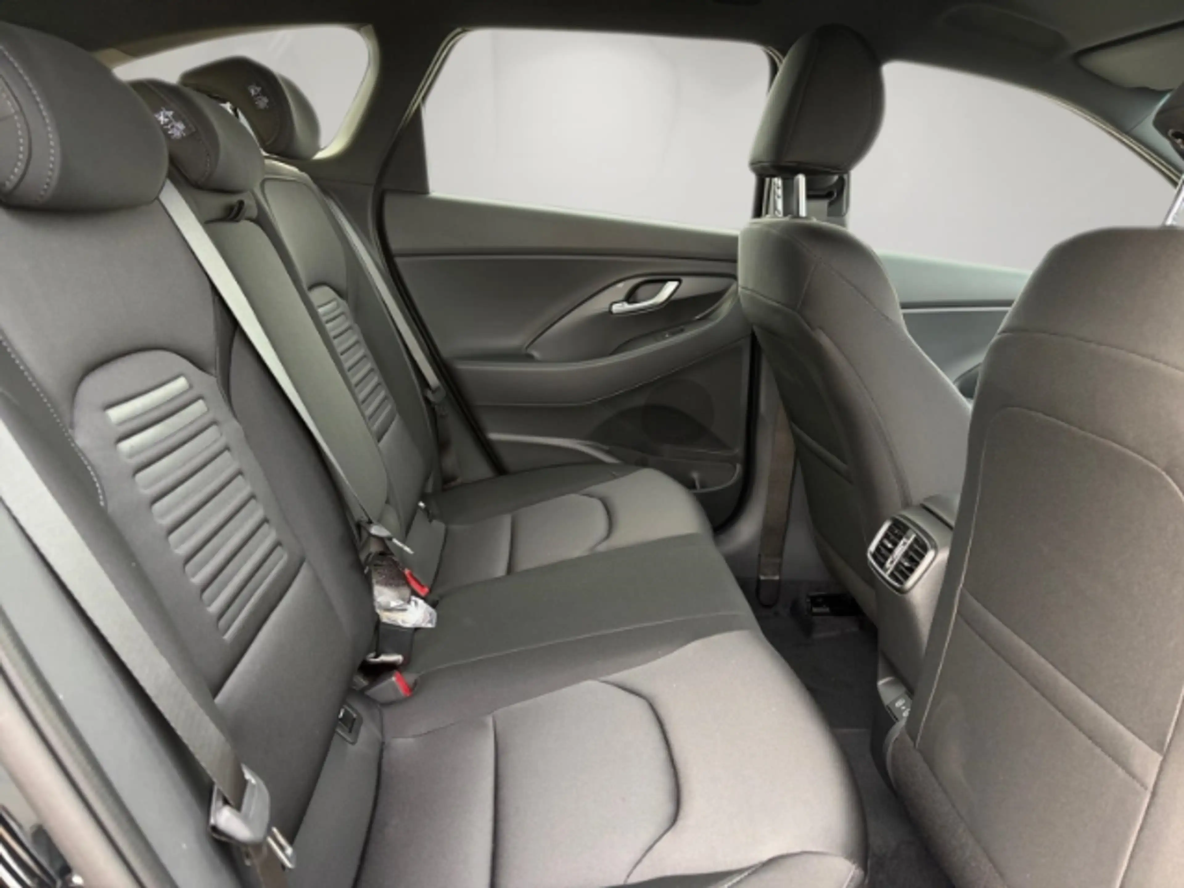 Hyundai i30 1.6 Trend/Automatik/Navi/Sitzheizung/LED/Spurhalte — photo 13