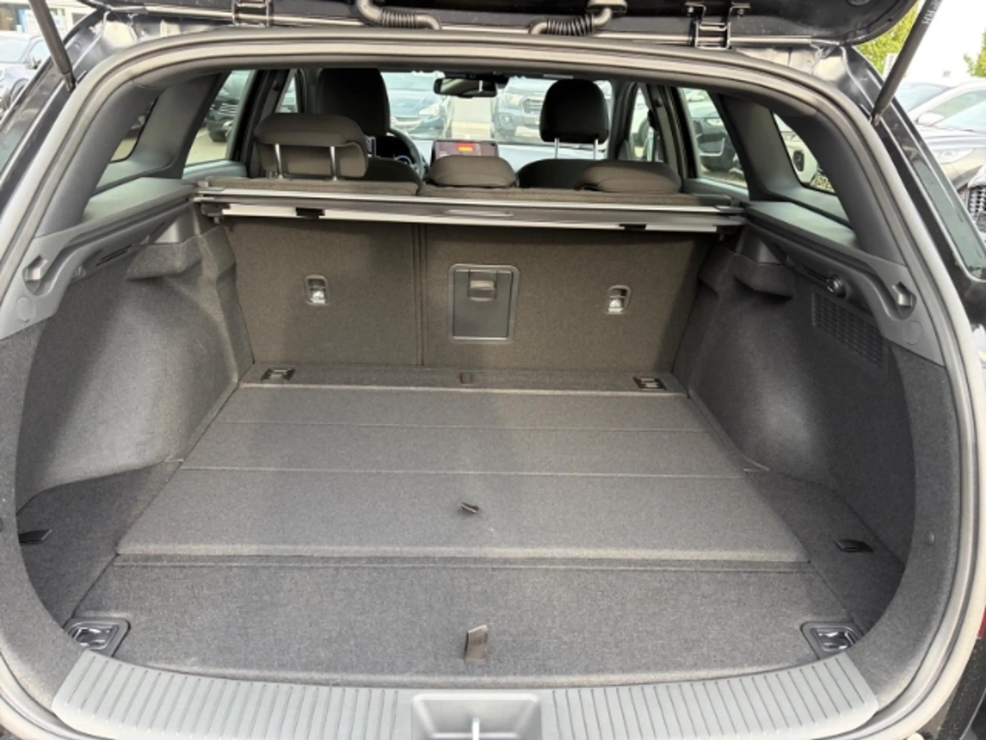 Hyundai i30 1.6 Trend/Automatik/Navi/Sitzheizung/LED/Spurhalte — photo 12