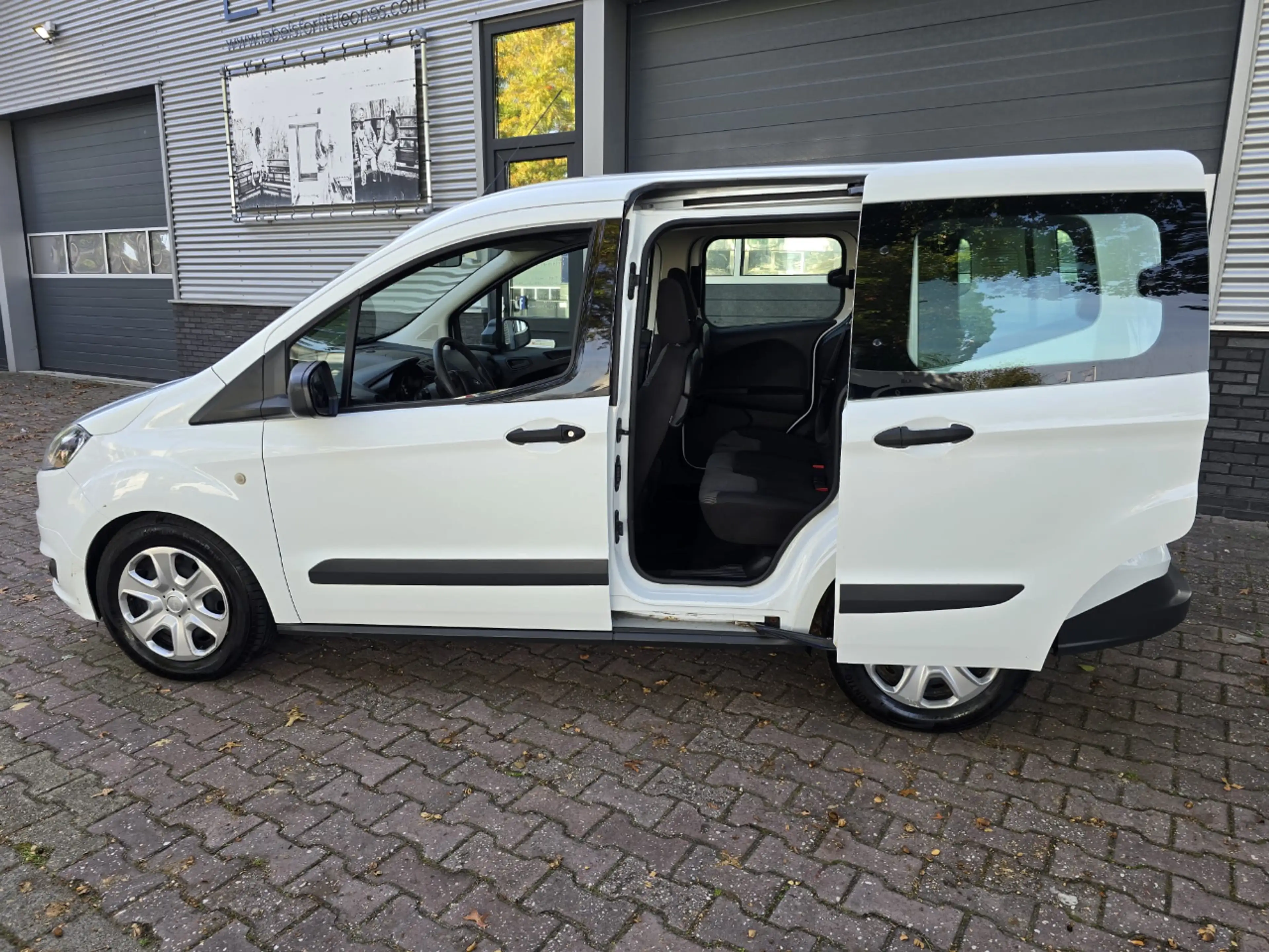 Ford Tourneo Courier — photo 8