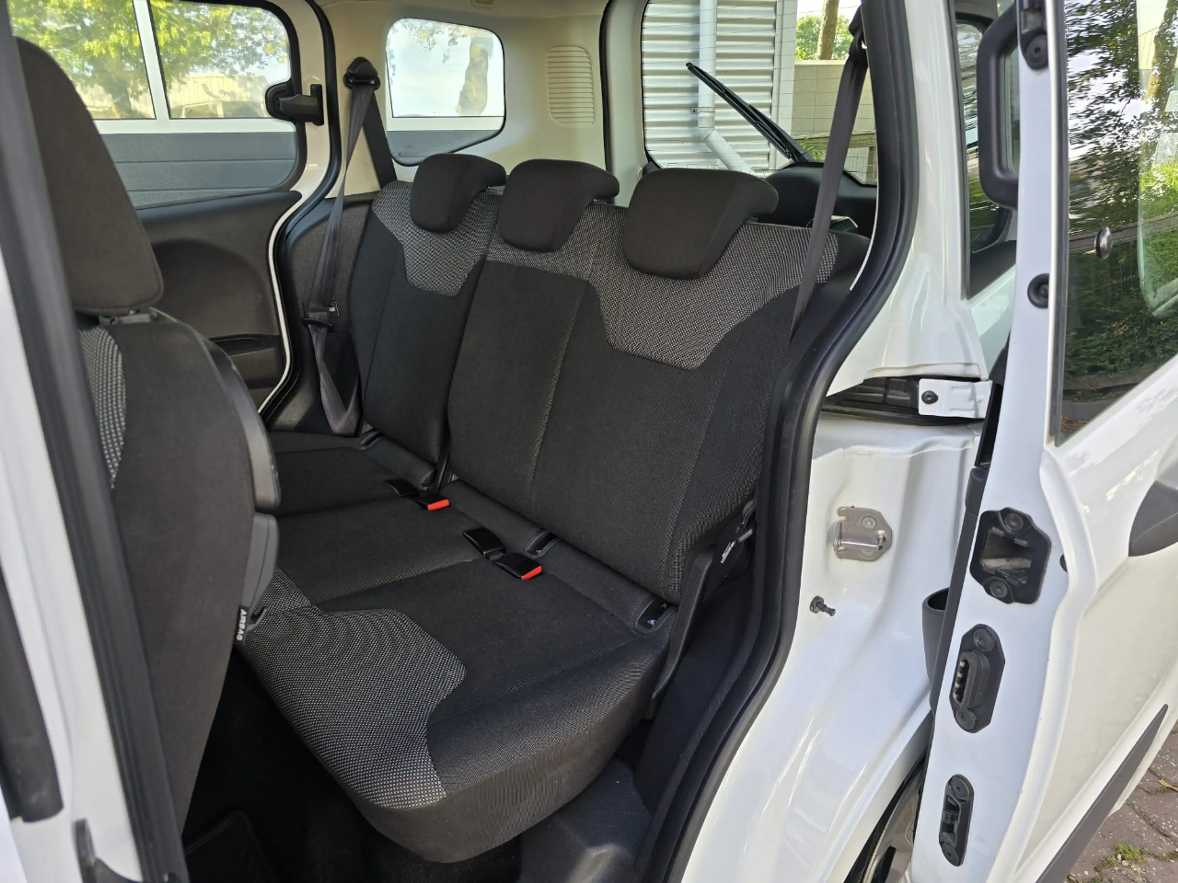 Ford Tourneo Courier — photo 15