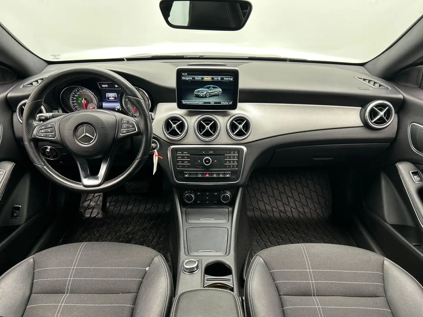 Mercedes-Benz CLA 180 OrangeArt Edition Automaat Navigatie Camera Stoelv Braun - 2