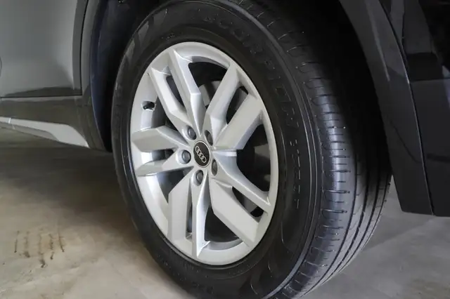 Audi Q5 view 12