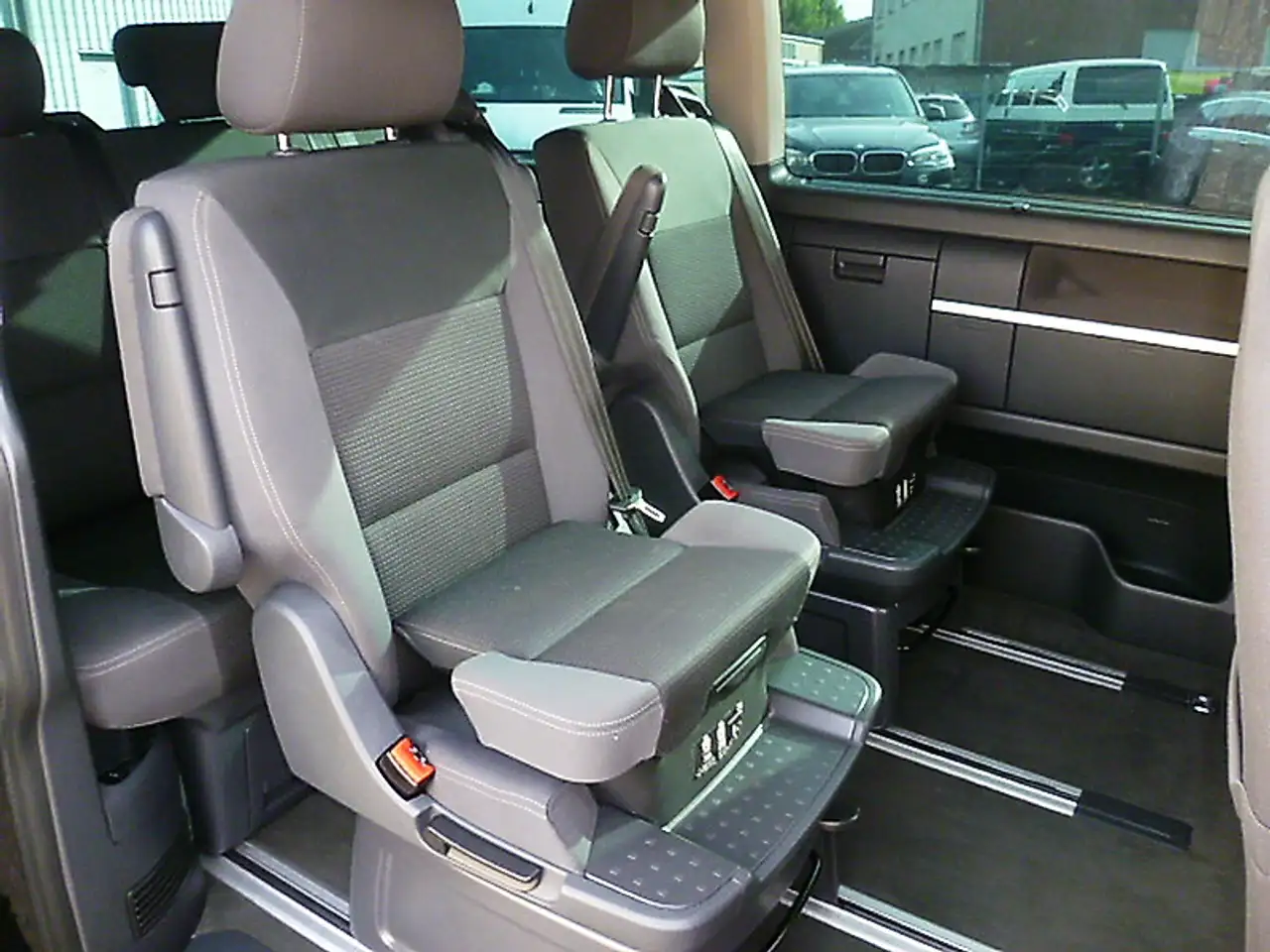 VOLKSWAGEN T5.1 MULTIVAN 2.0 TDI 179CH - TEAM - BVA - 7 PLACES - CAMÉRA DE RECUL - ATTELAGE FIXE - HISTORIQUE ENTRETIEN COMPLET