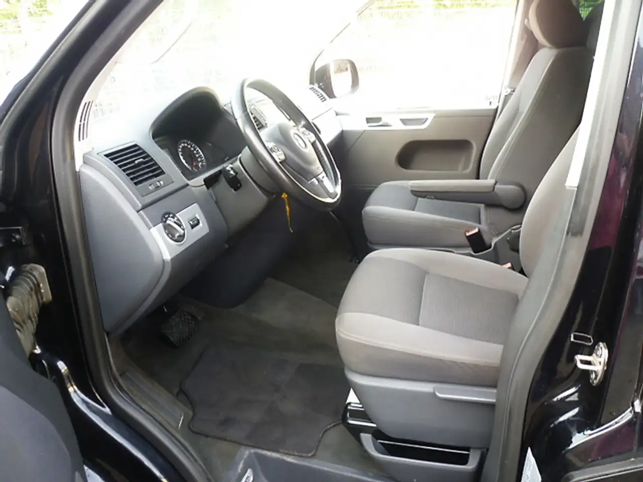VOLKSWAGEN T5.1 MULTIVAN 2.0 TDI 179CH - TEAM - BVA - 7 PLACES - CAMÉRA DE RECUL - ATTELAGE FIXE - HISTORIQUE ENTRETIEN COMPLET