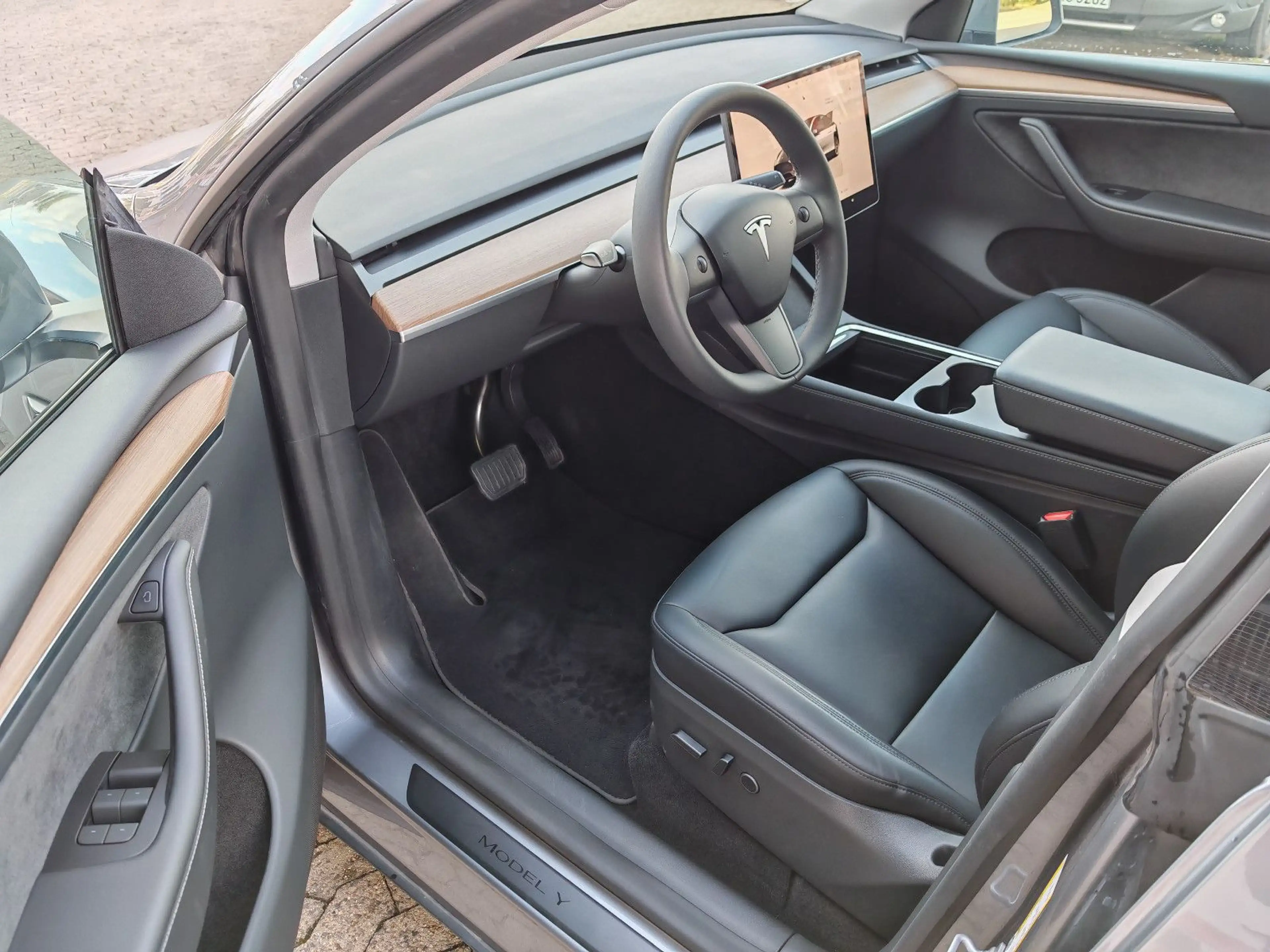 Tesla Model Y LongRange AWD | EAP | AHK | SoH 92,6% — photo 2