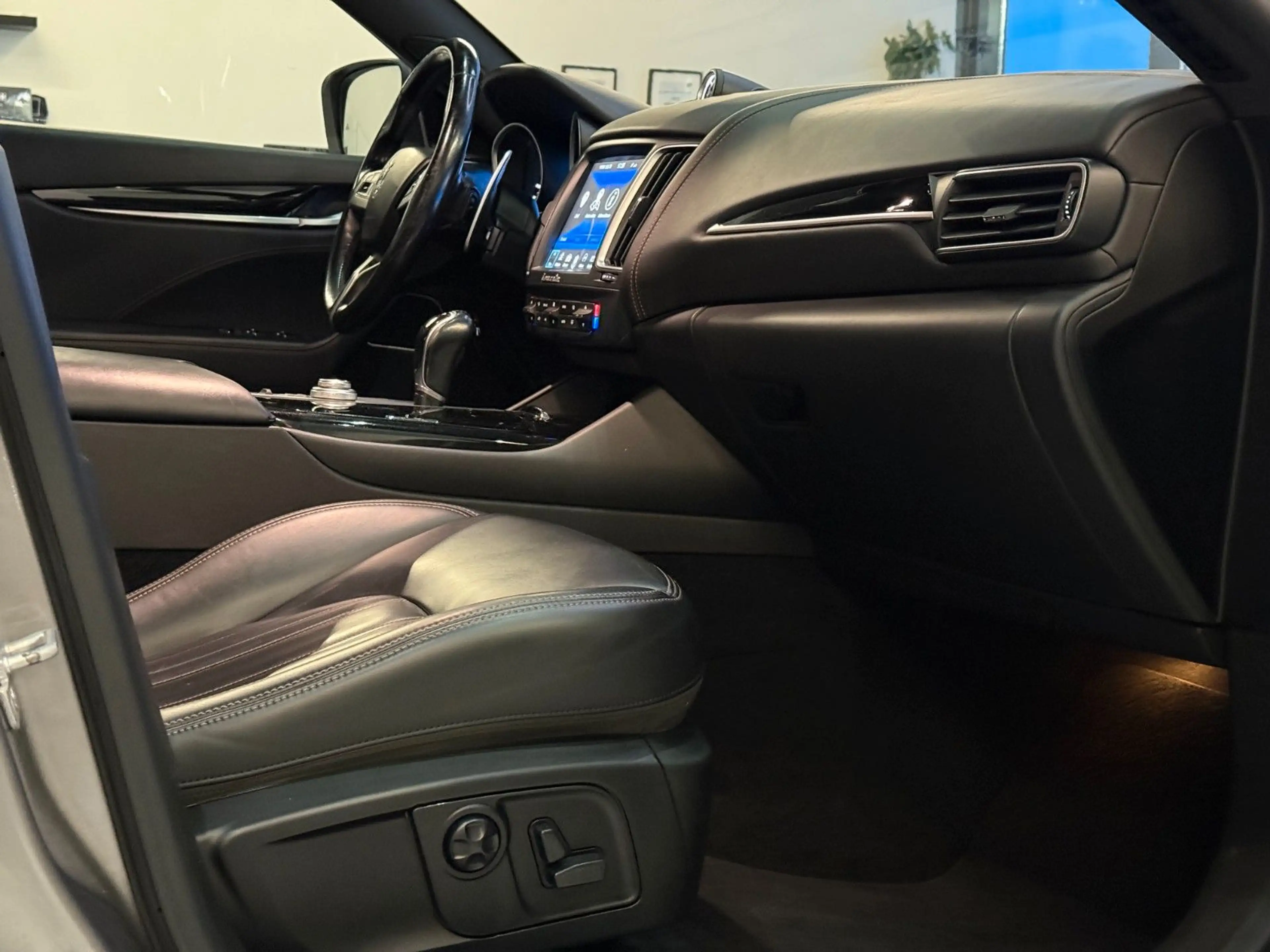 Maserati Levante GranLusso SoftClose/H&K/360°/Memory/PANO — photo 10