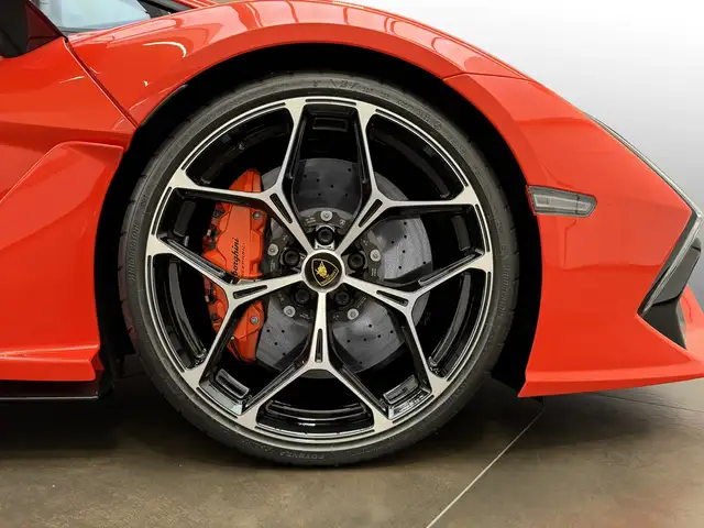 Lamborghini Revuelto view 9
