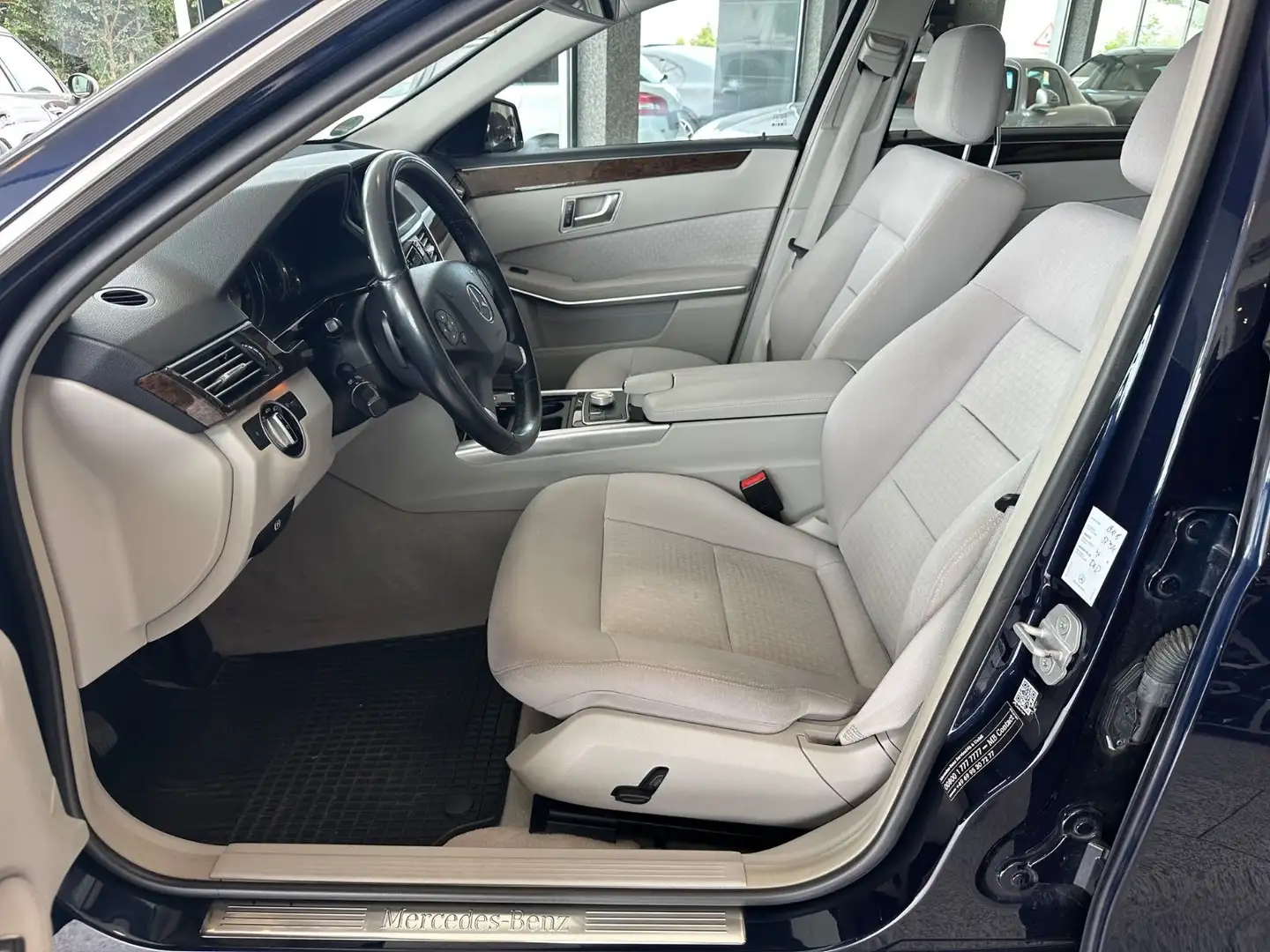 Mercedes-Benz E 220 Lim. CDI BlueEfficiency Automatik Klimaaut Bleu - 2