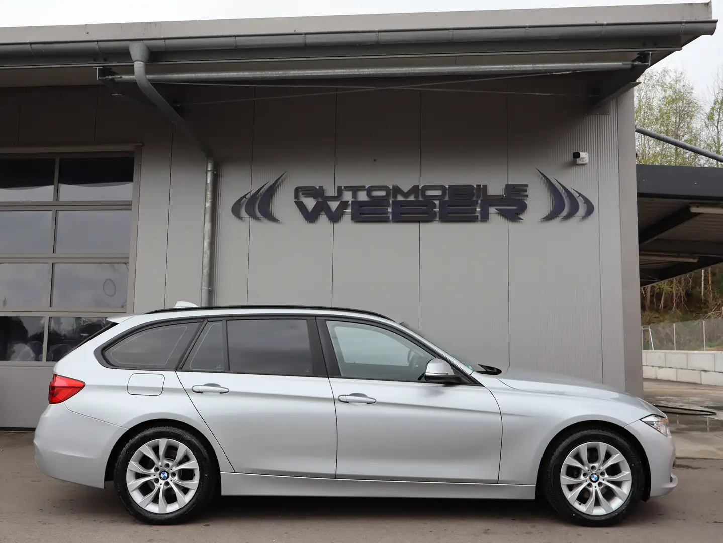 BMW 320 d Touring xDrive Aut. *LED*NAVI*LEDER*SHZ*PDC* Plateado - 2