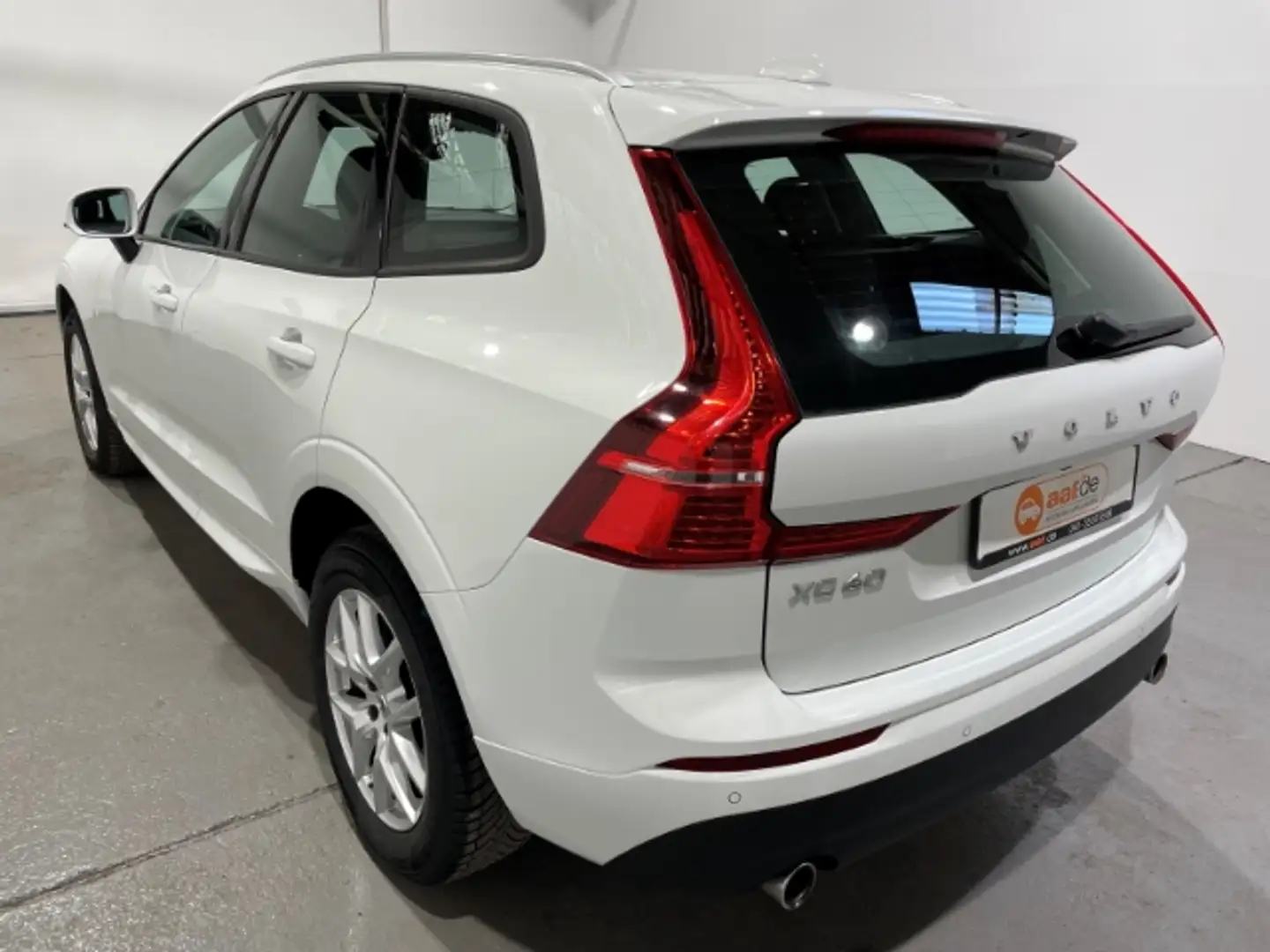 Volvo XC60 T4 Momentum Automatik EU6d-T ACC LED Navi SHZ Biały - 2