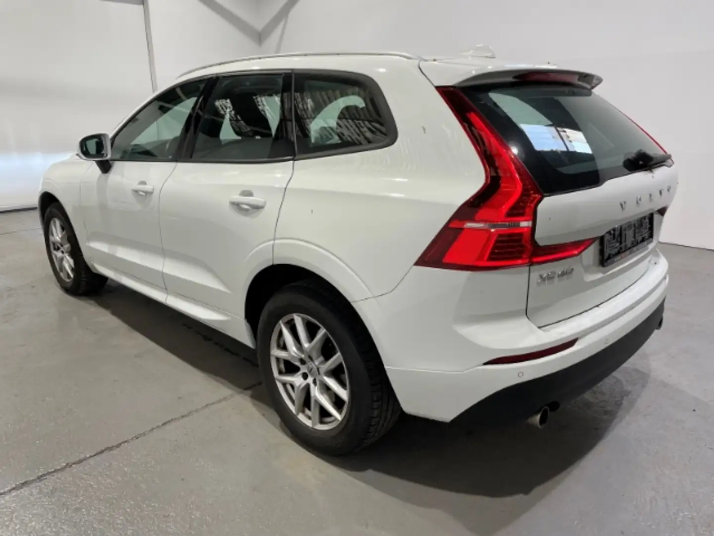 Volvo XC60 T4 Momentum Automatik EU6d-T ACC LED Navi SHZ Weiß - 2