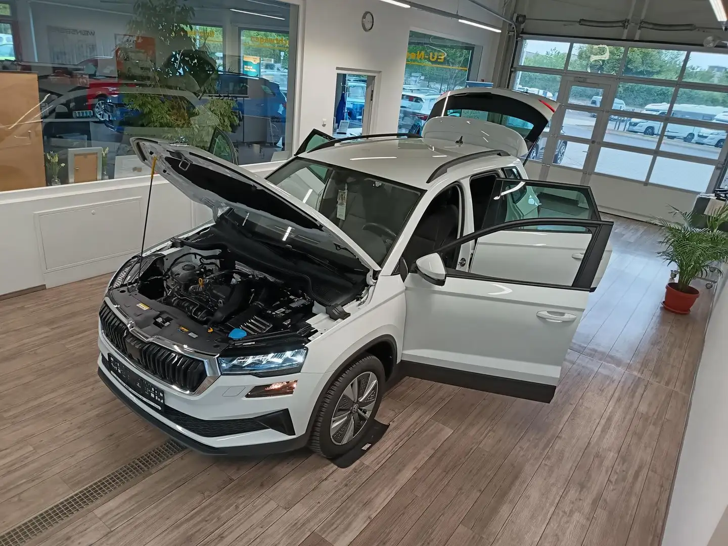 Skoda Karoq Style 1,5TSI DSG*AHK*NAV*LED*R-KAM*4SEASON Weiß - 2