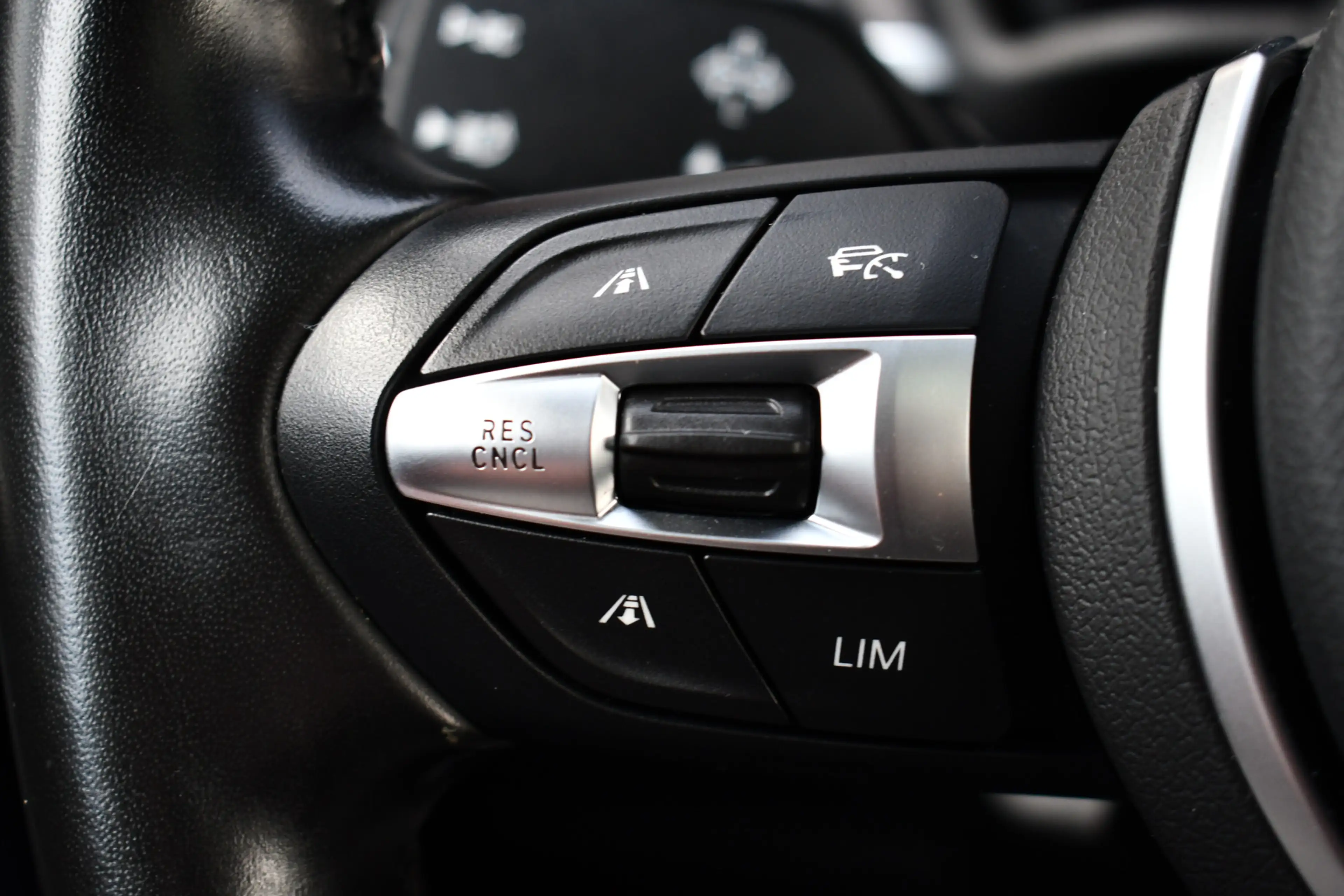 BMW X2 xDrive25e M-Sport Pano HUD ACC Camera 19inch Shado — photo 11