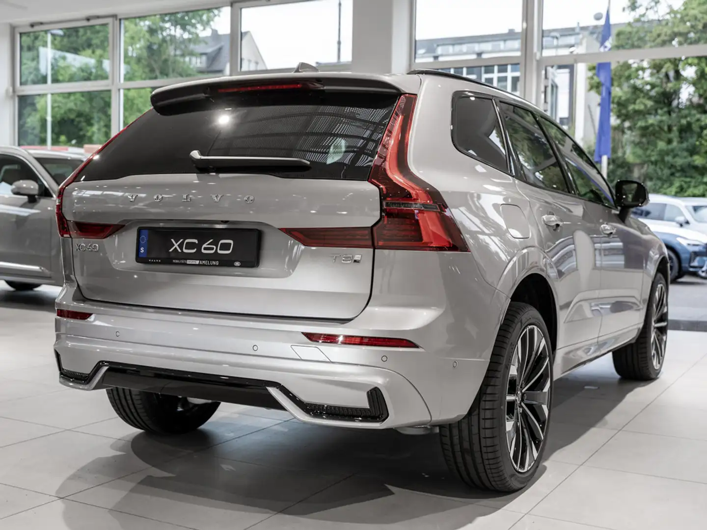 Volvo XC60 T8 AWD Ultra Dark Recharge LED PANO 360° Silber - 2