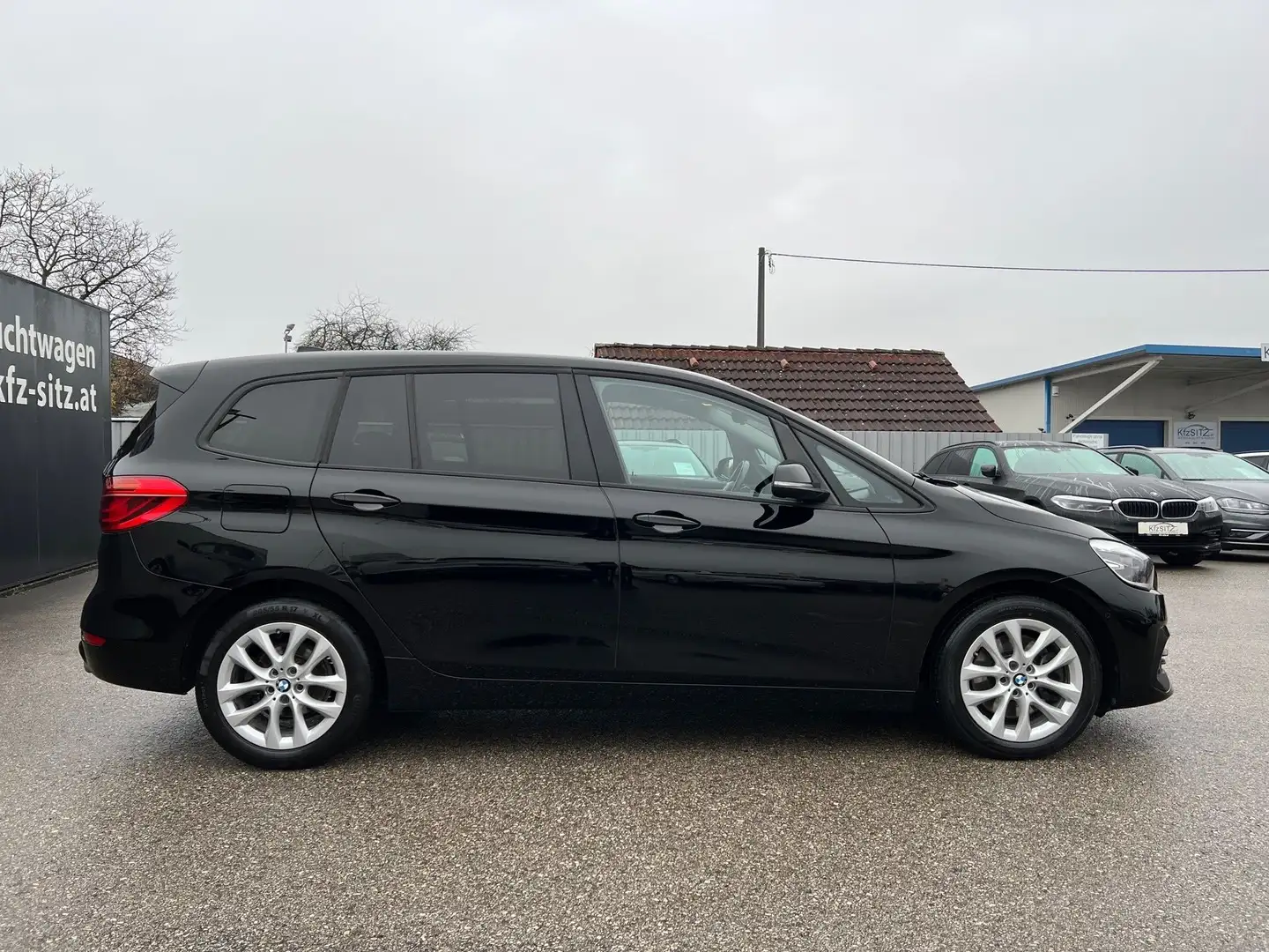 BMW 218 d Gran Tourer Advantage Aut. Schwarz - 2