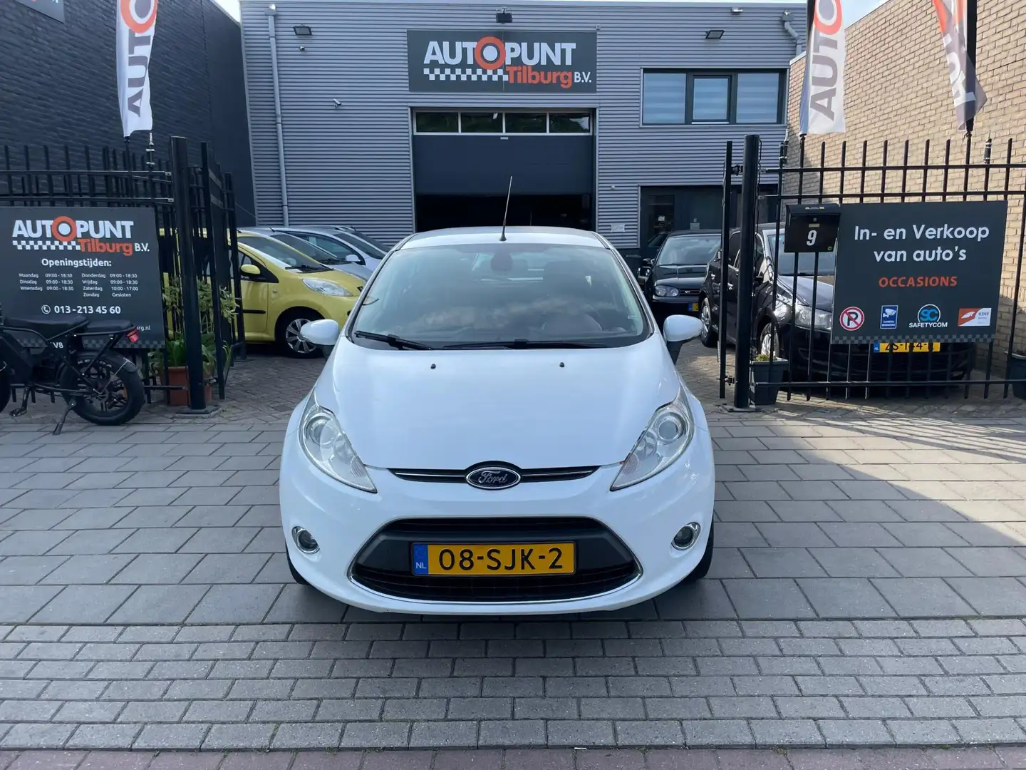 Ford Fiesta 1.25 Titanium Trekhaak Airco PDC NAP APK 1 Jaar Blanco - 2