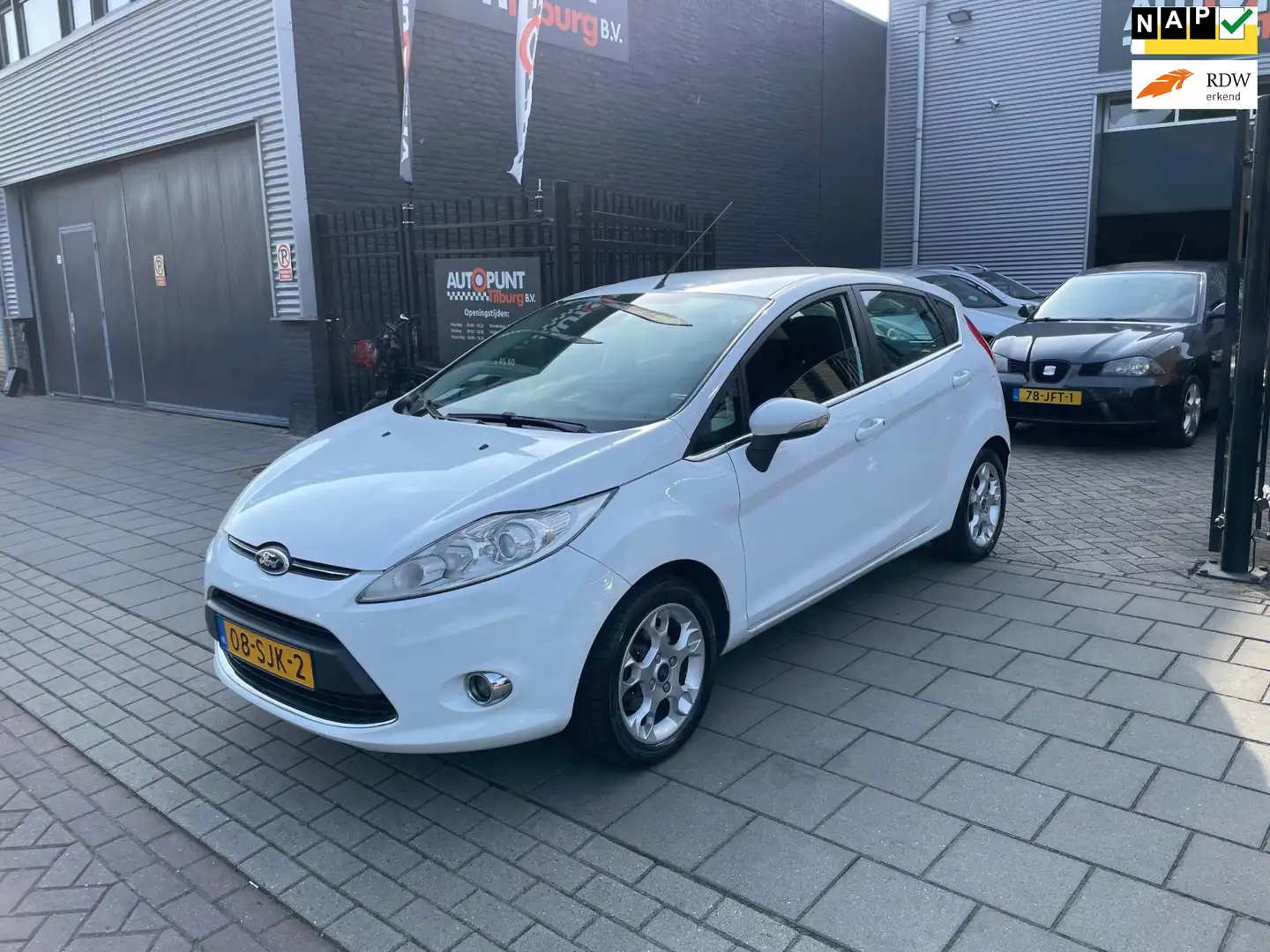 Ford Fiesta 1.25 Titanium Trekhaak Airco PDC NAP APK 1 Jaar Blanco - 1