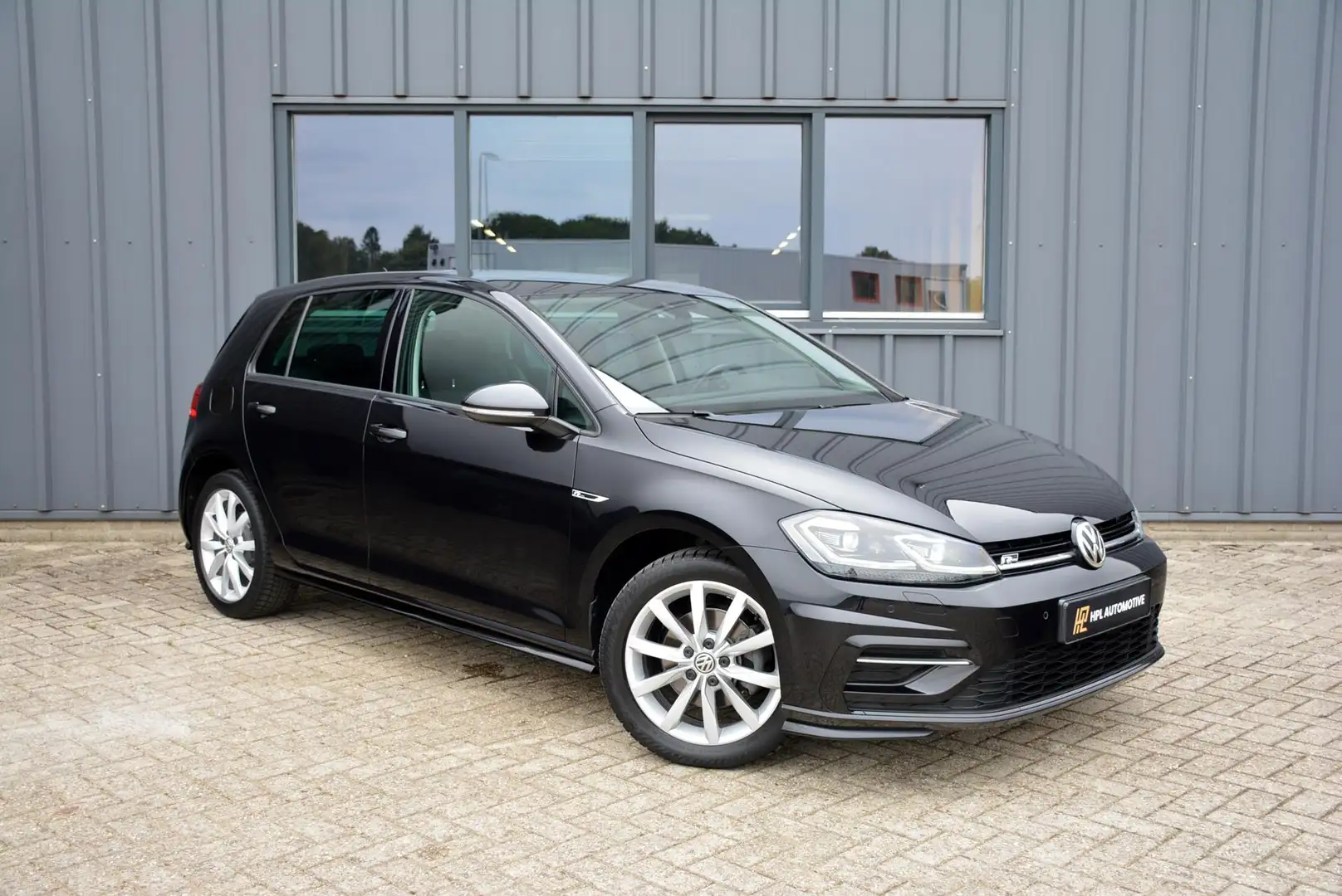 Volkswagen Golf 1.5 TSI Highline Business R Line Zwart - 2
