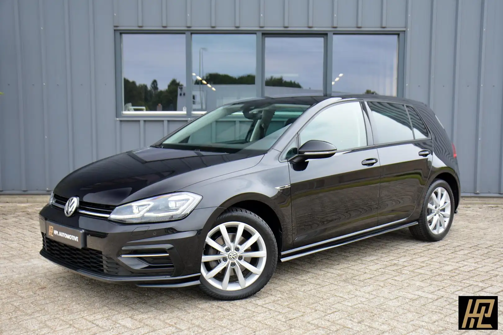 Volkswagen Golf 1.5 TSI Highline Business R Line Zwart - 1