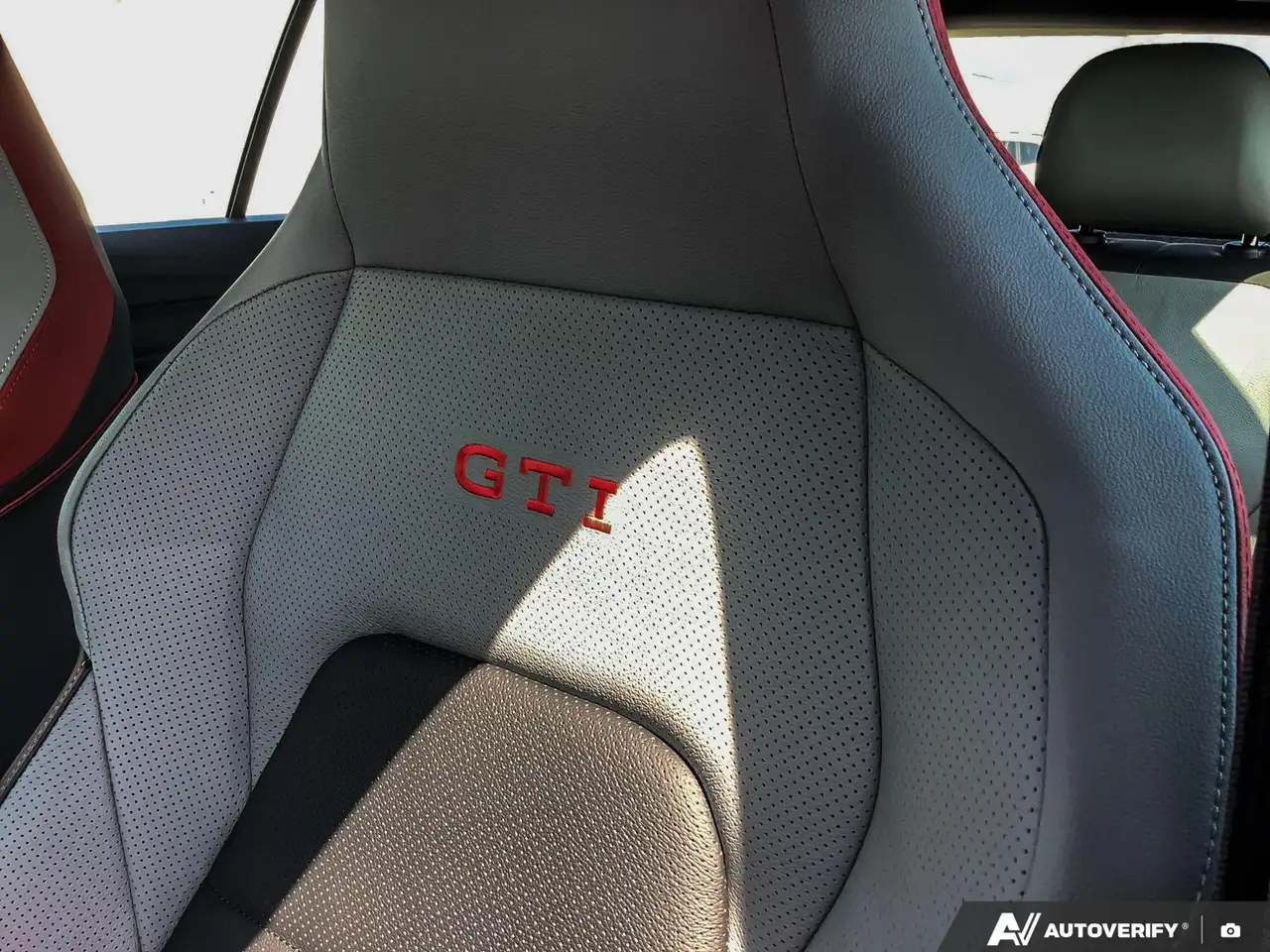 Volkswagen Golf GTI снимка Volkswagen Golf GTI