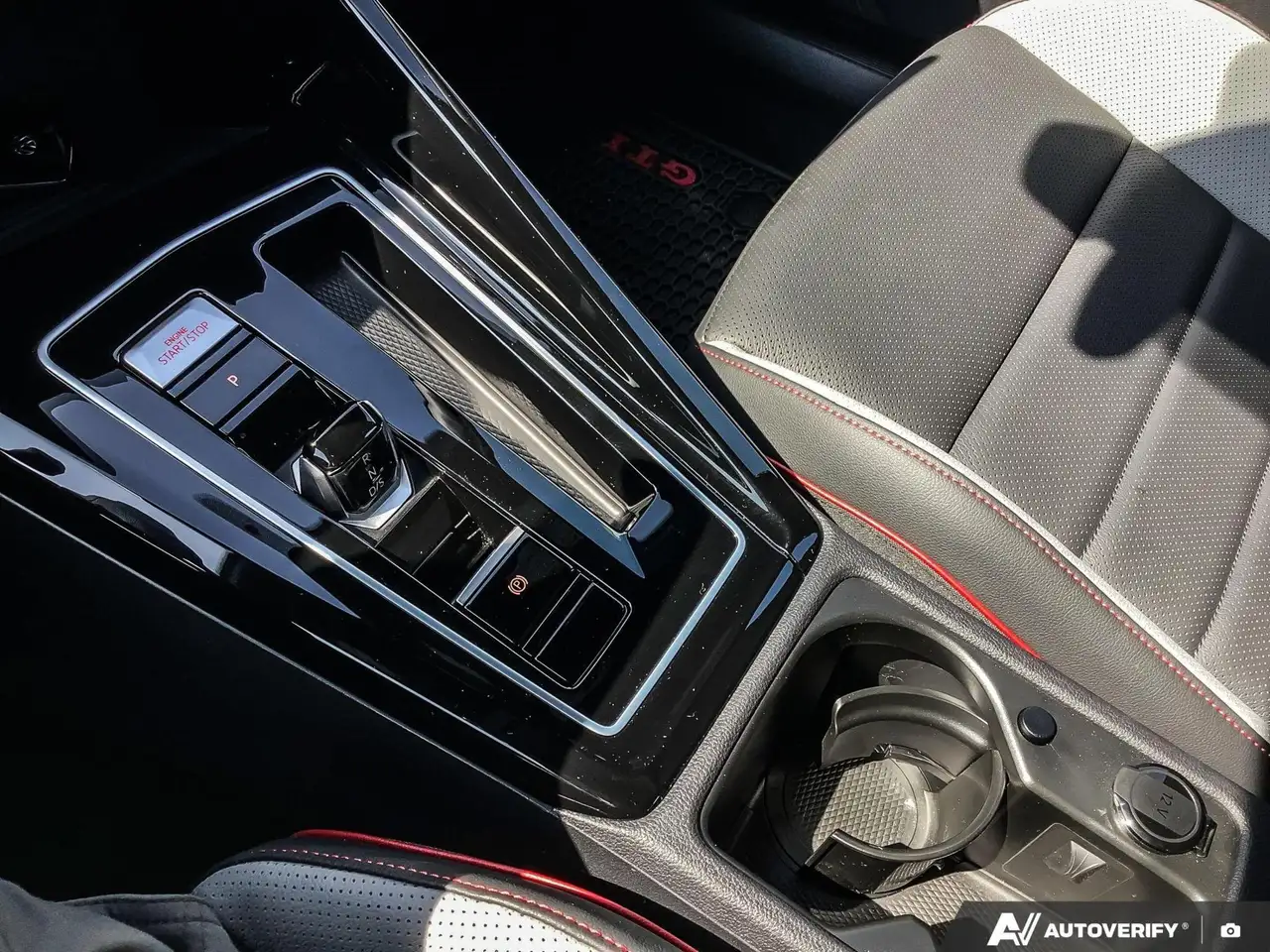 Volkswagen Golf GTI снимка Volkswagen Golf GTI