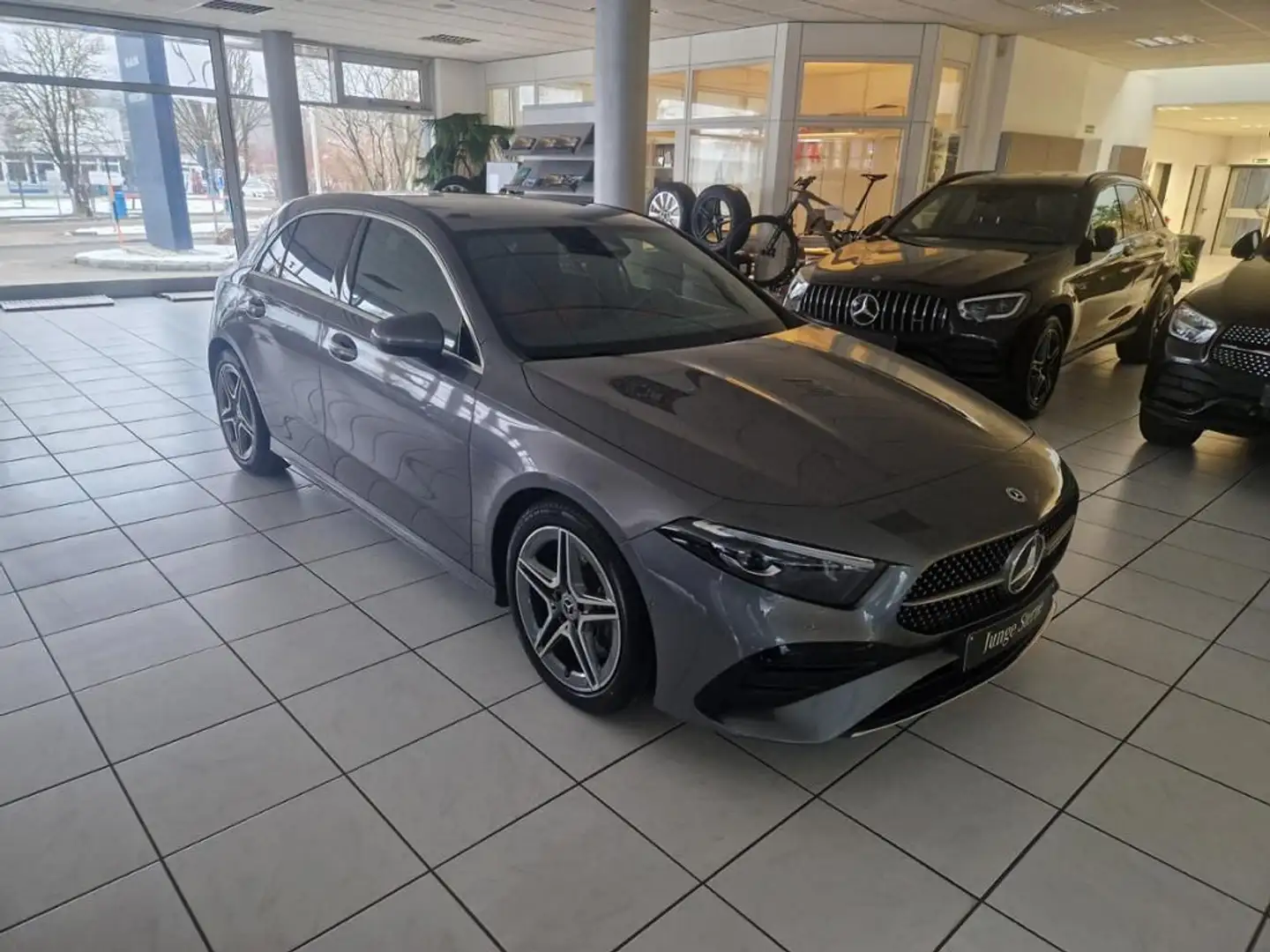 Mercedes-Benz A 250 4M AMG Line Premium Leder MBeam Keyless Grijs - 2