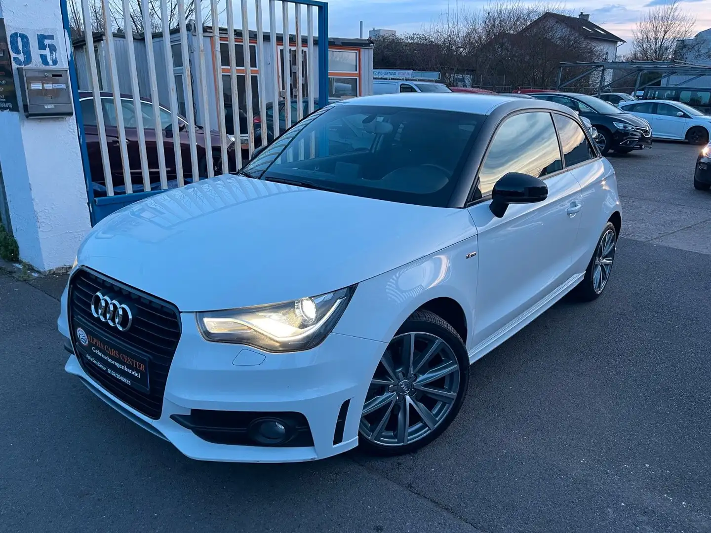 Audi A1 S Line*Steuerkette Neu*Navi*TÜV*Garantie Blanc - 1