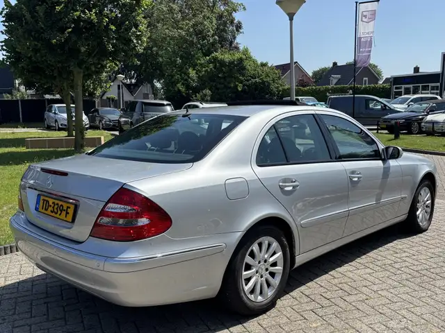 Mercedes-Benz E-Class view 5