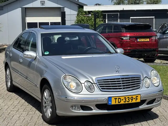 Mercedes-Benz E-Class view 3