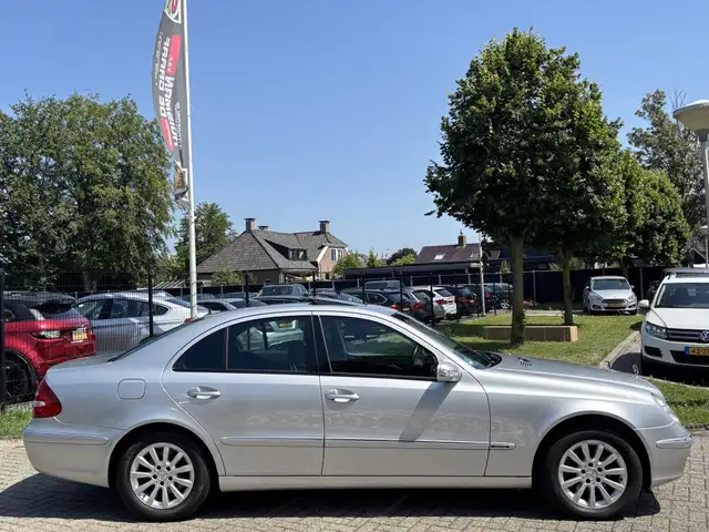 Mercedes-Benz E-Class view 4