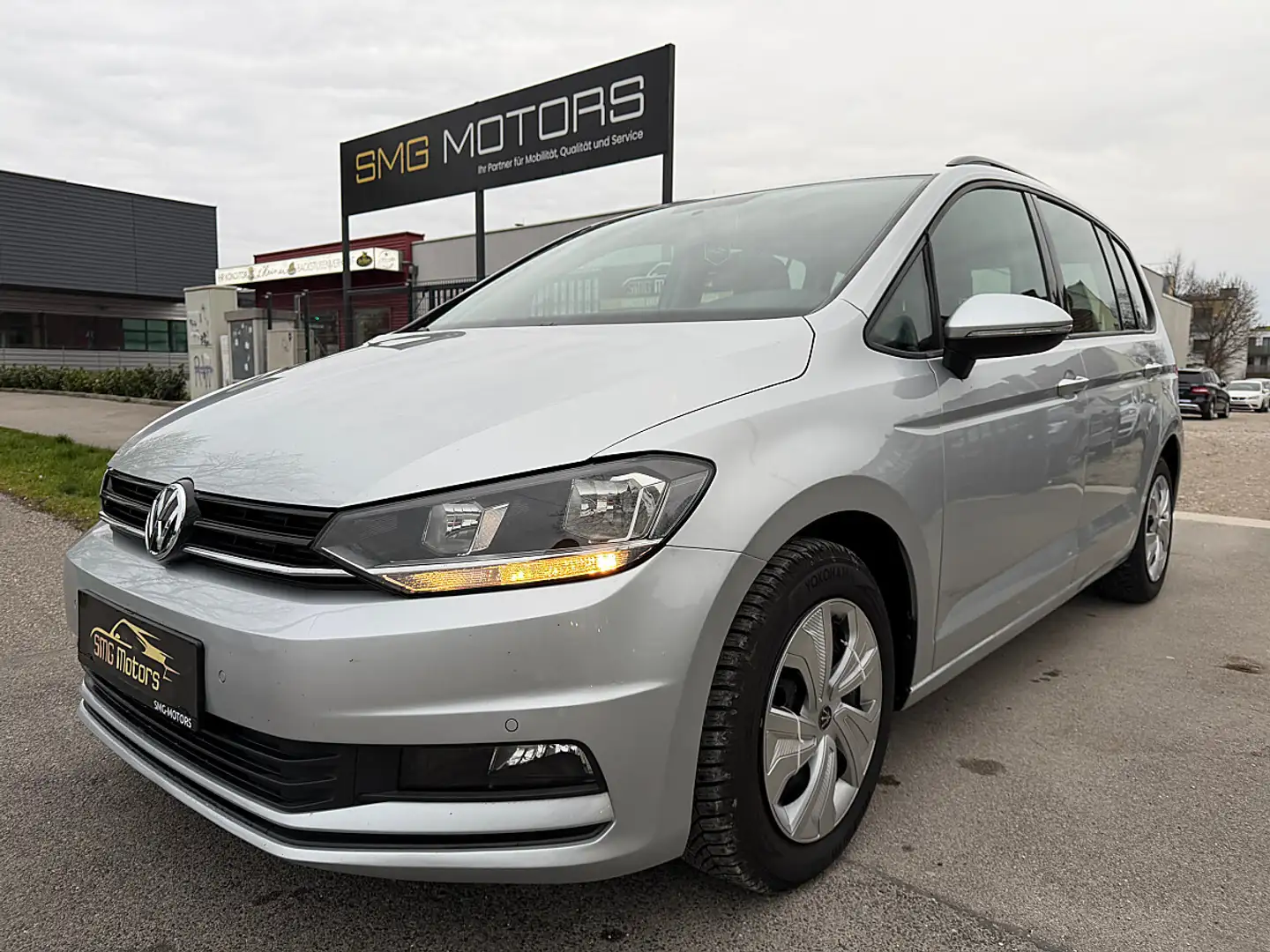 Volkswagen Touran 1,6 SCR TDI !!! VIGNETTE,VOLLTANK UND ANMELDEG... Grau - 1