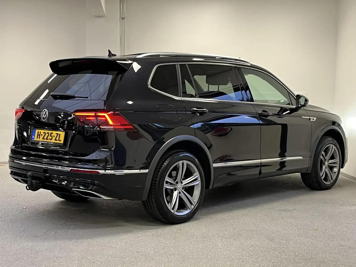 Volkswagen Tiguan Allspace 1.5 TSI R-Line Highline 7p. | PANO | TREKHAAK | Zwart - 2