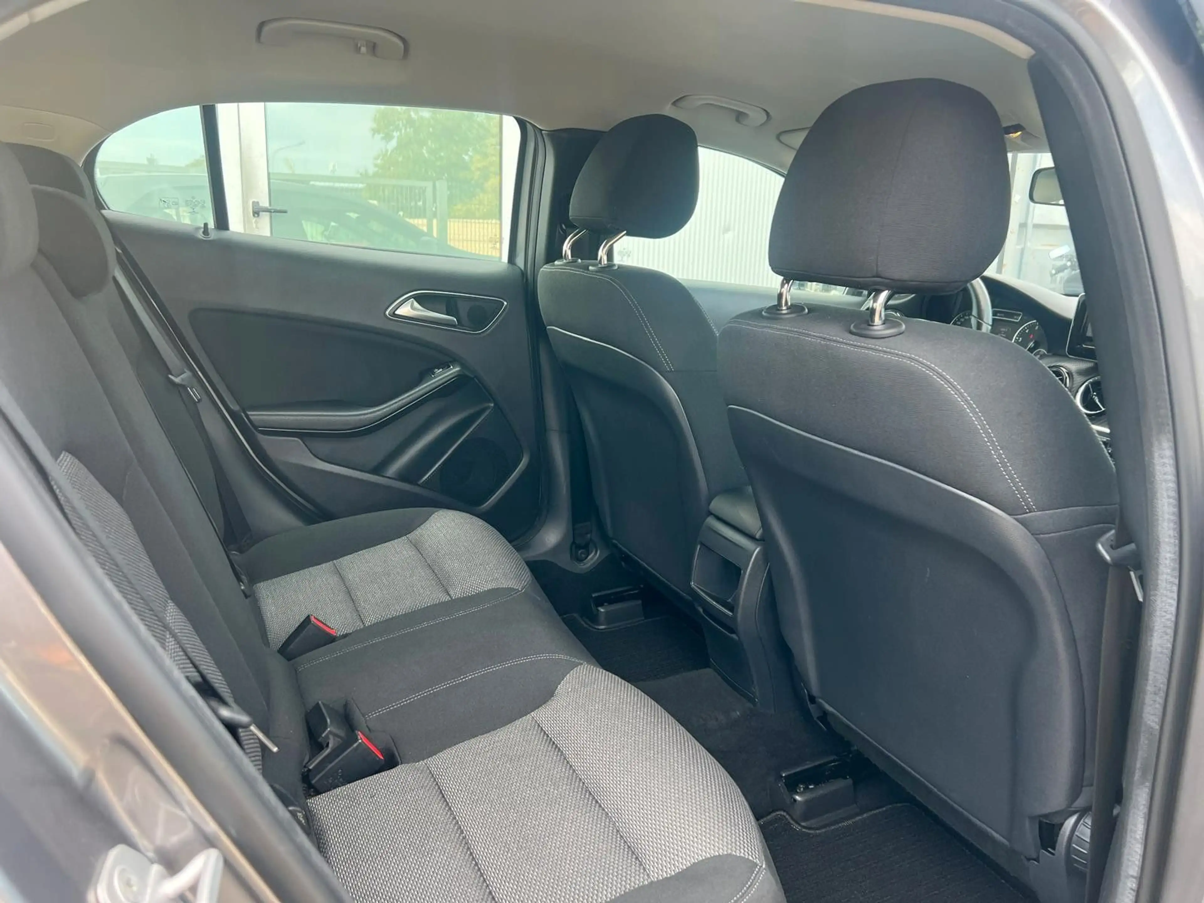 Mercedes-Benz GLA 200 Style Automatik — photo 11